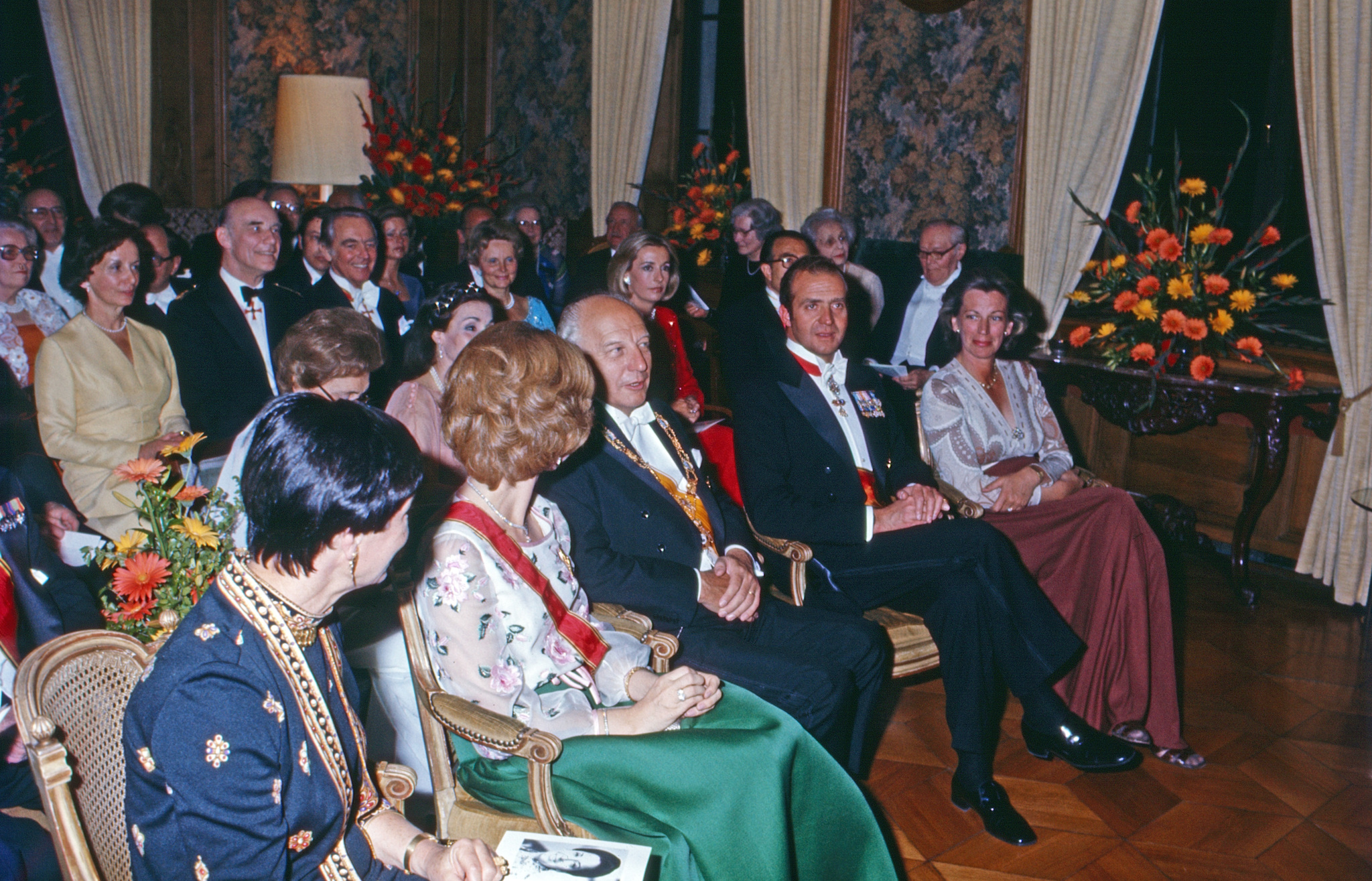 La reina Sofía en Alemania en 1977 con conjunto de Alta Costura de Valentino.
