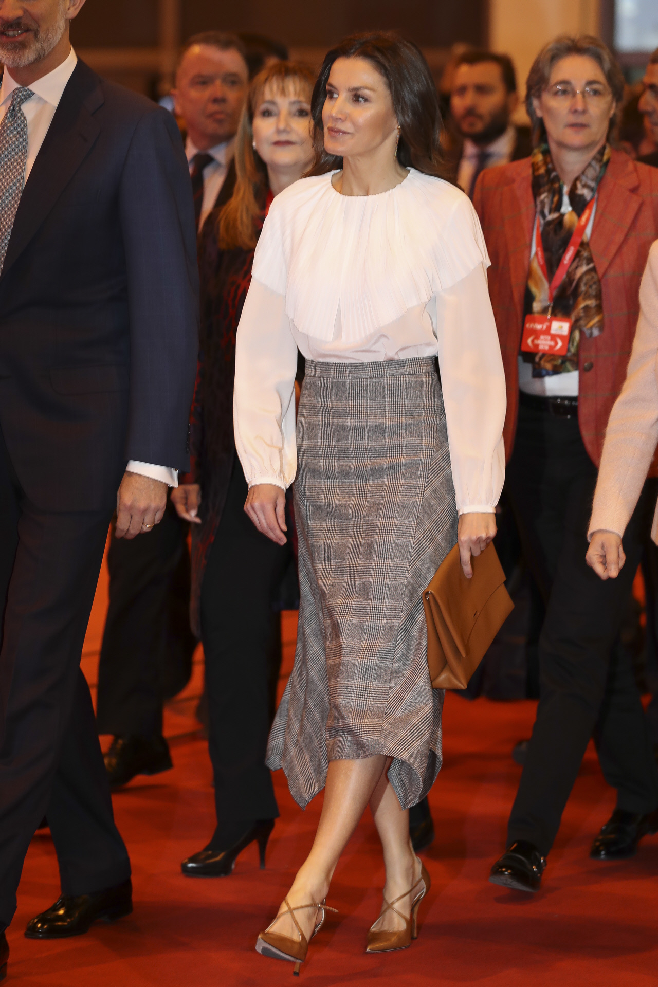 La reina Letizia en Fitur 2019 con falda y blusa de Massimo Dutti.