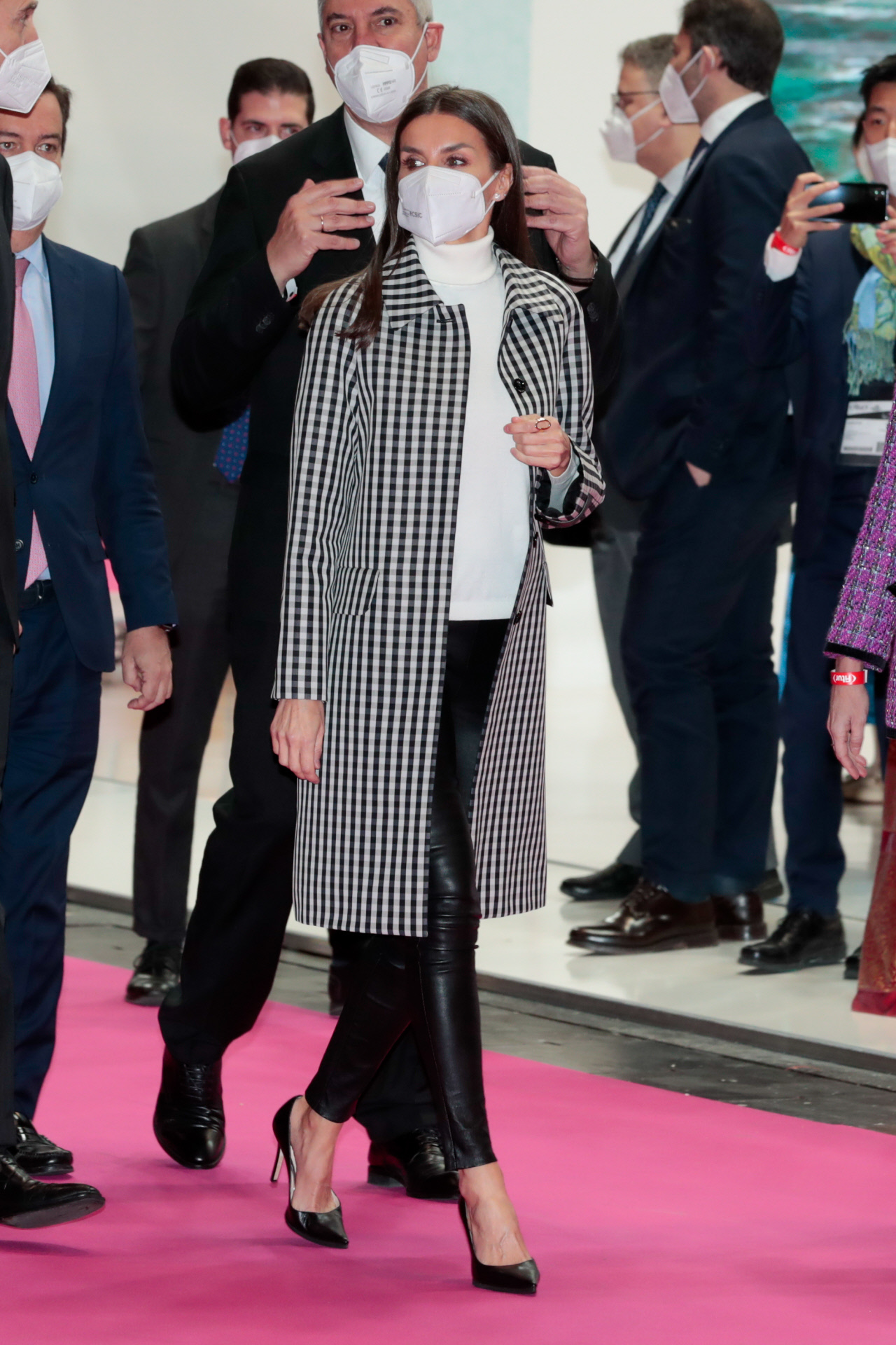 La reina Letizia en Fitur 2022 con gabardina de Mirto.