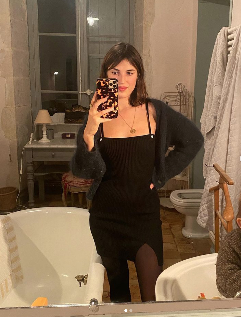 Jeanne Damas con un vestido negro de estilo minimal, prenda que va a estar muy de moda en 2022.