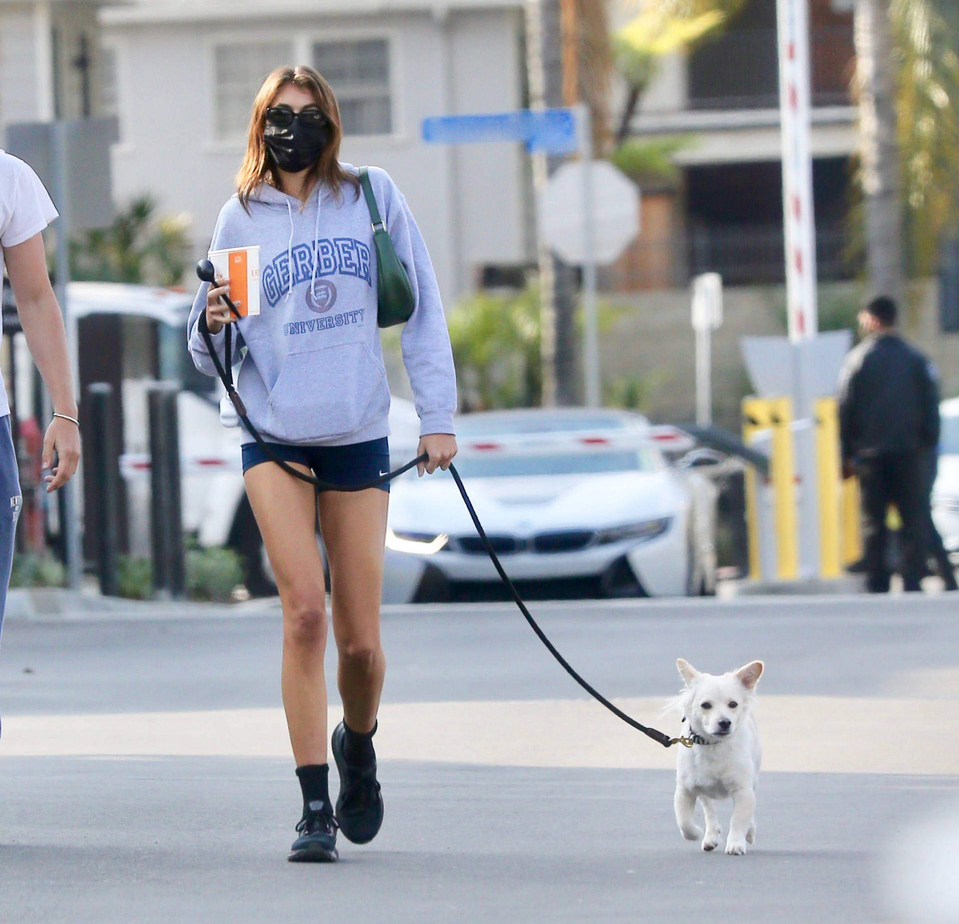 Kaia Gerber paseando por Los Ángeles con una sudadera de estilo universitario.