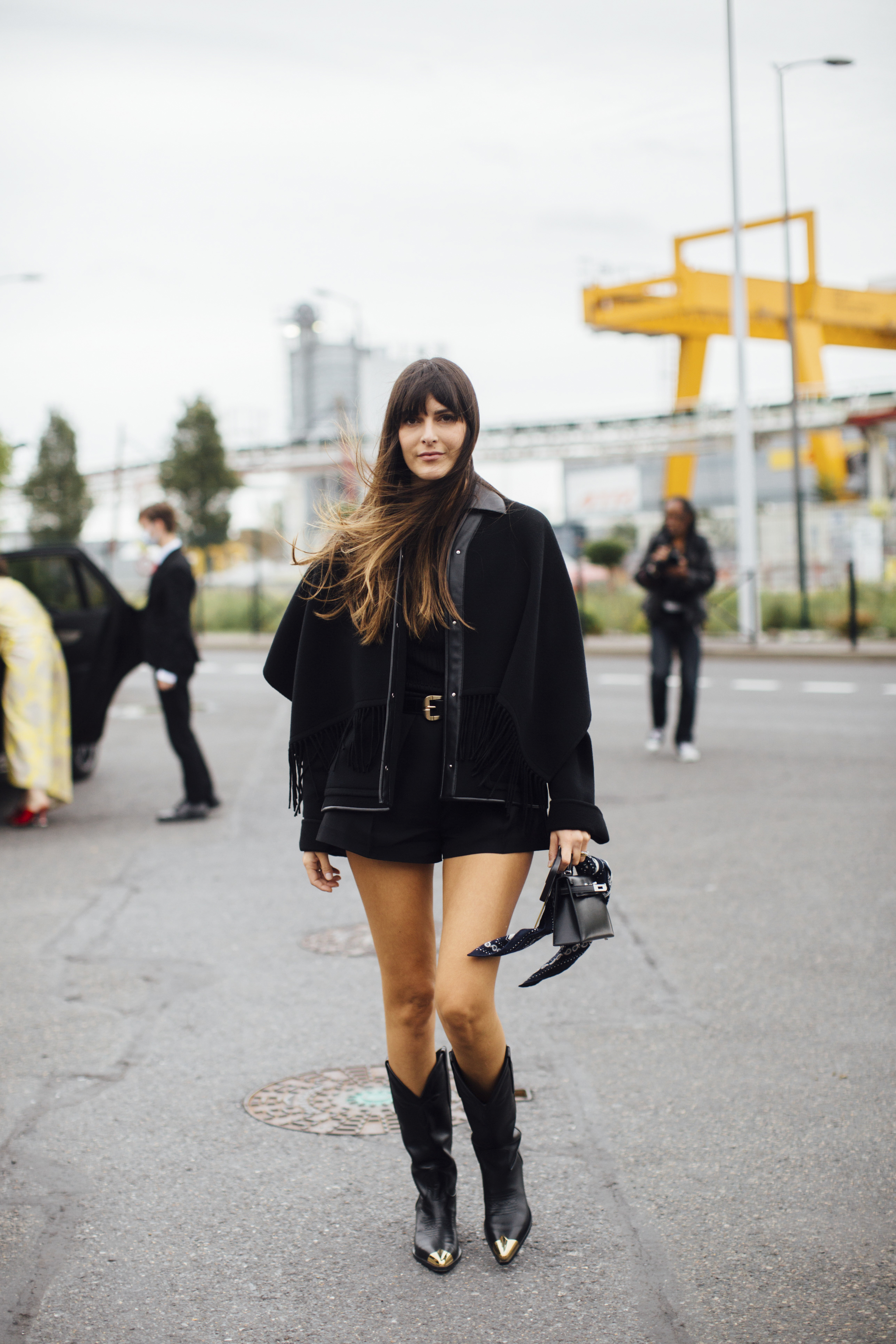 Leia Sfez en la Semana de la Moda de París, con botas negras tipo cowboy.