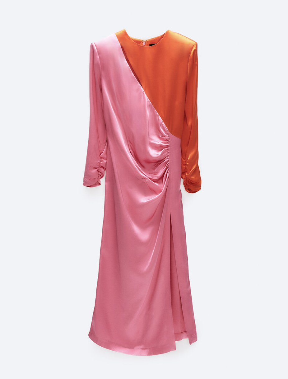 Vestido bicolor satinado de Uterqüe