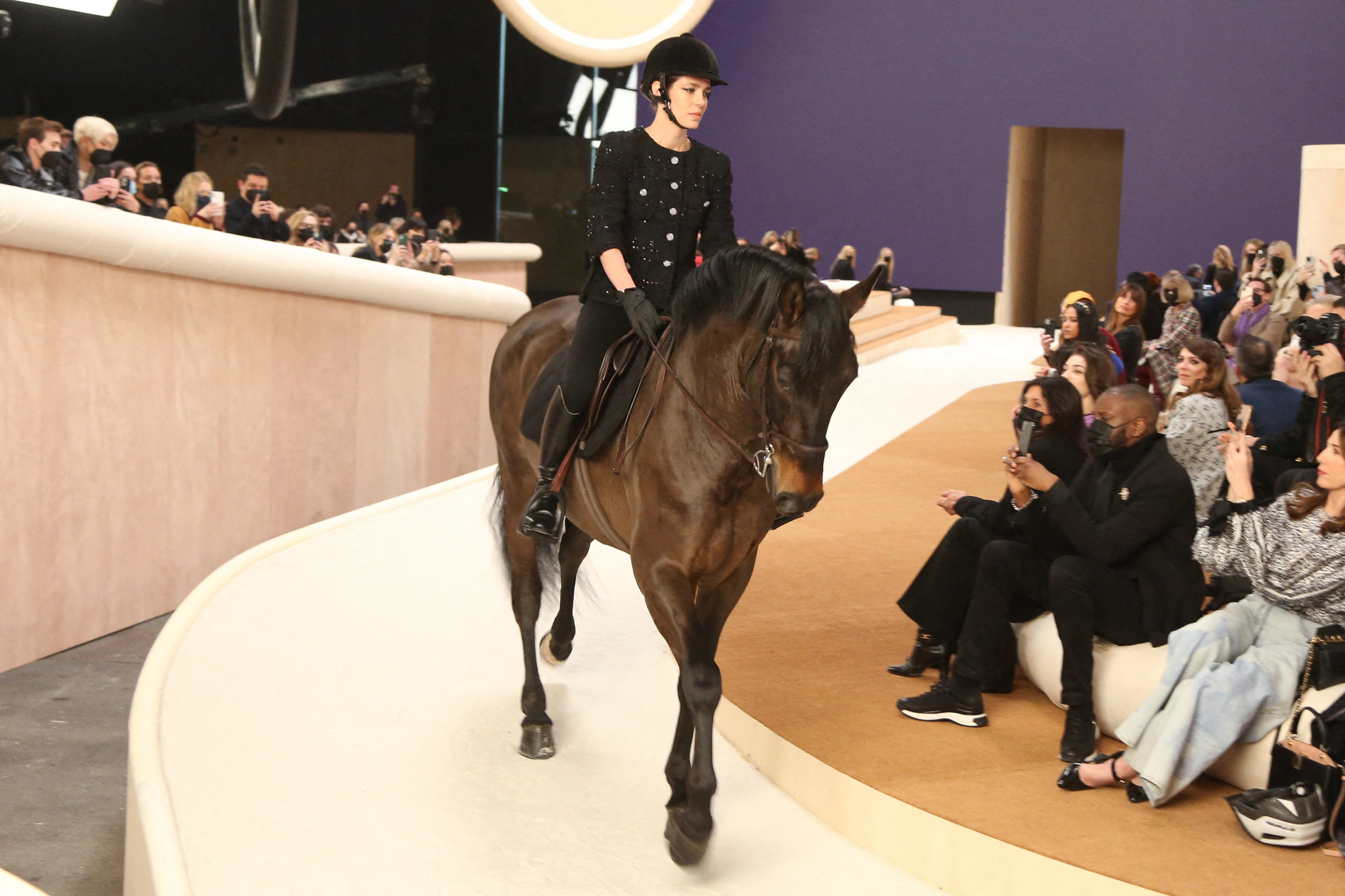 Carlota Casiraghi montada a caballo cerrando el desfile de Alta Costura de Chanel primavera-verano 2022.