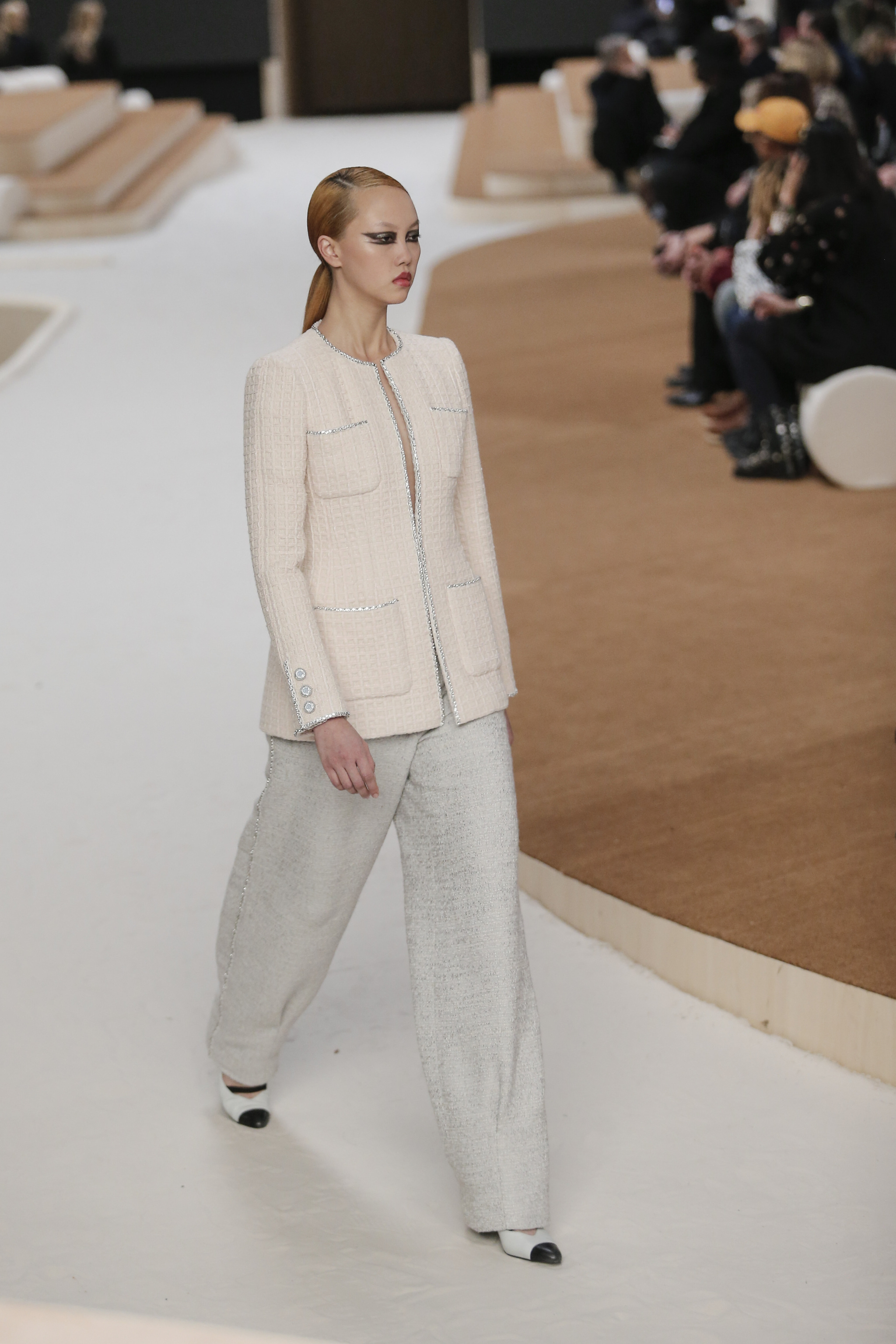 Look de chaqueta y pantalón ancho de Chanel.