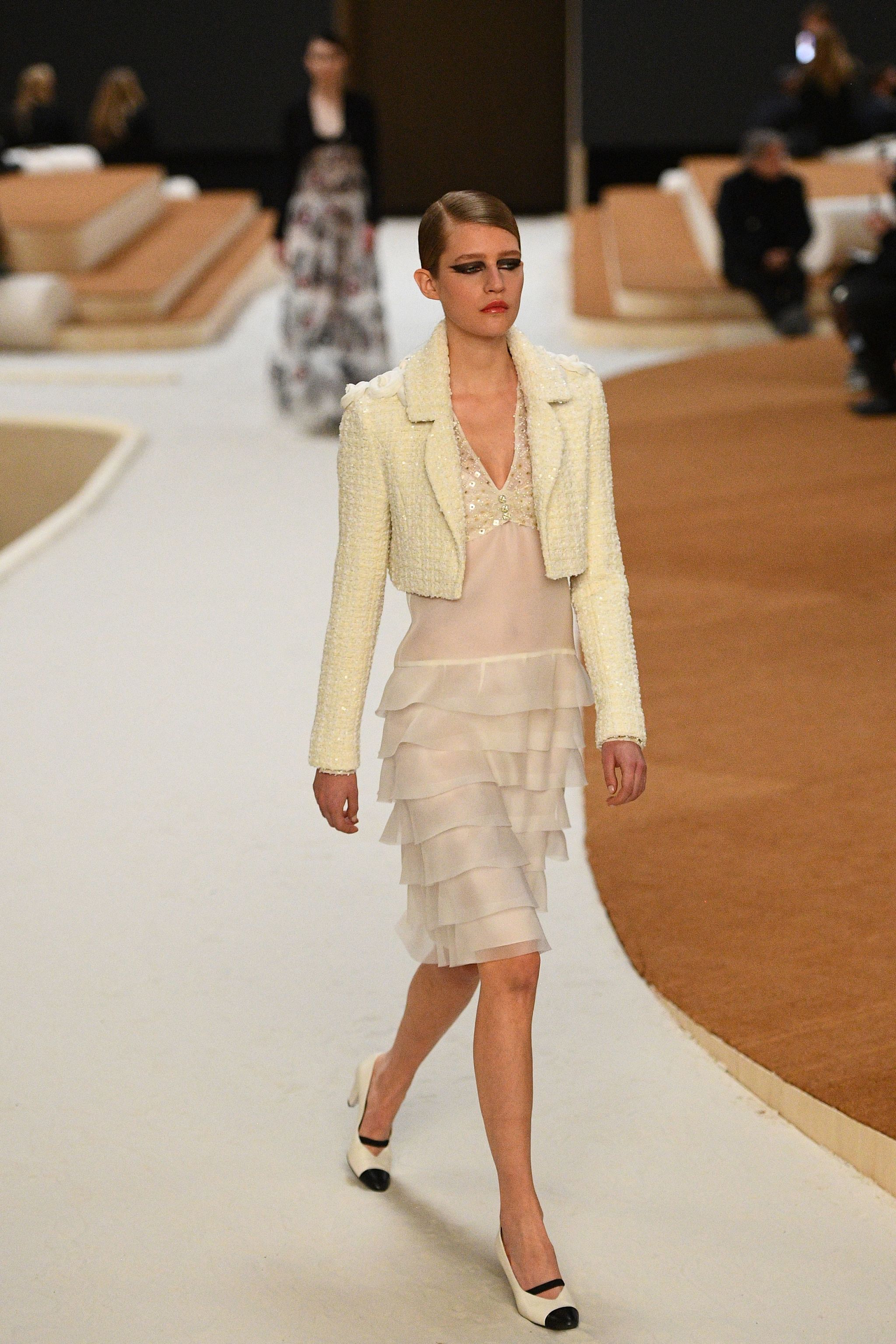 Torera de tweed con vestido de gasa de seda, de Chanel.