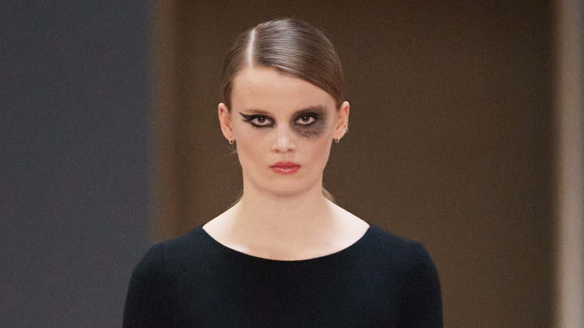 Las sombras de ojos del desfile de Chanel son mucho más llamativas que en ocasiones anteriores.