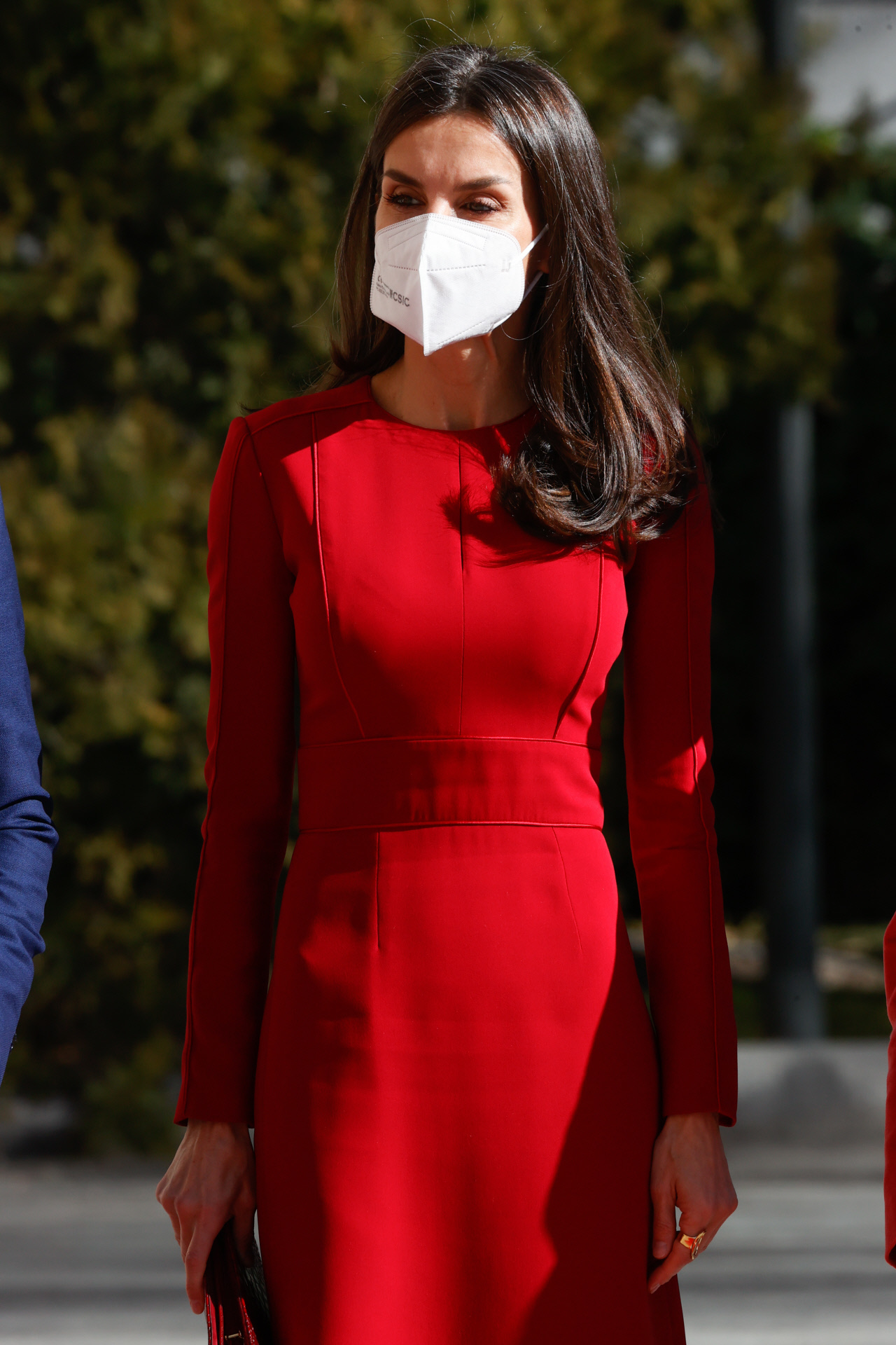 La reina Letizia con vestido rojo de Carolina Herrera.