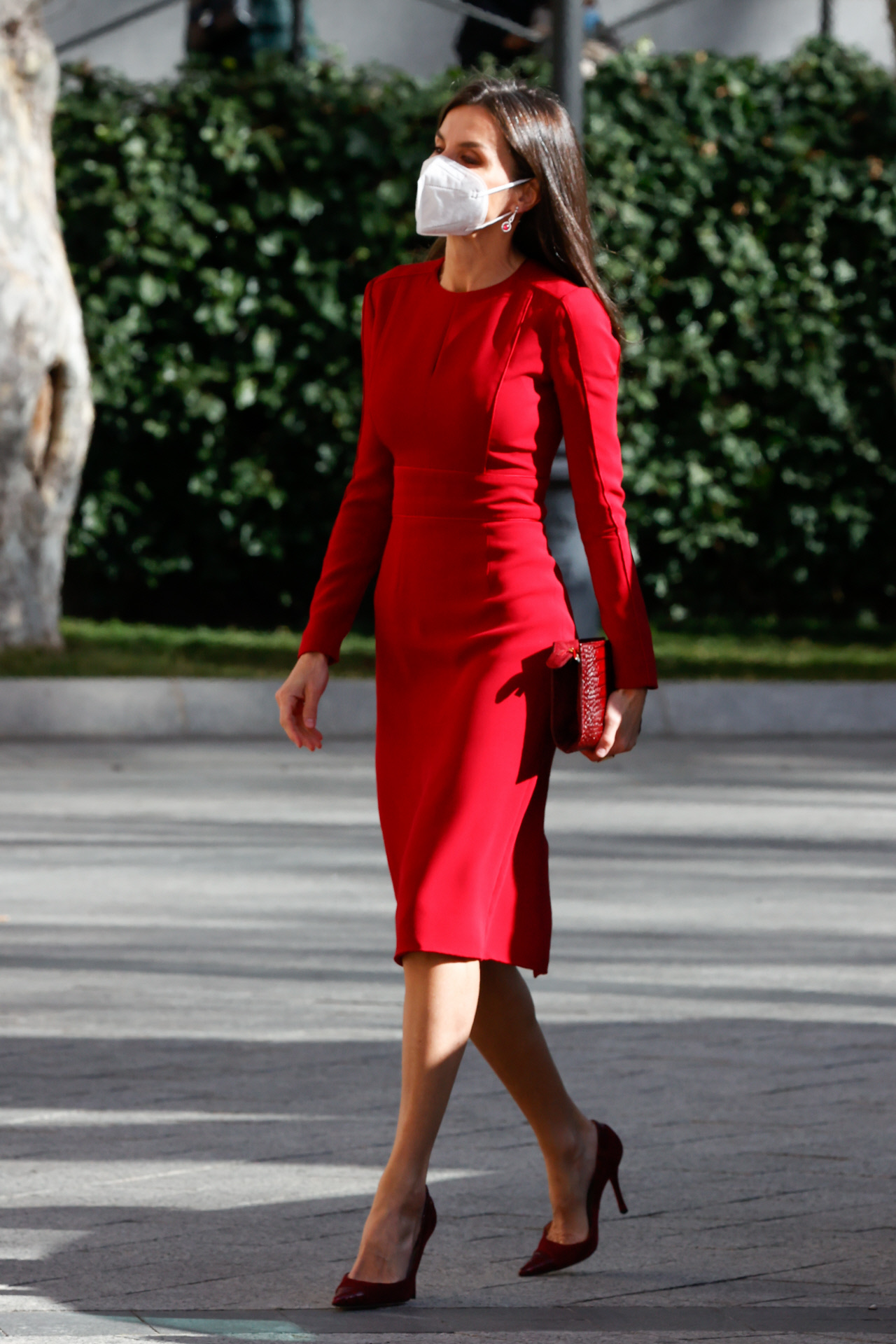 El look a lo "mujer de rojo" de la reina Letizia.