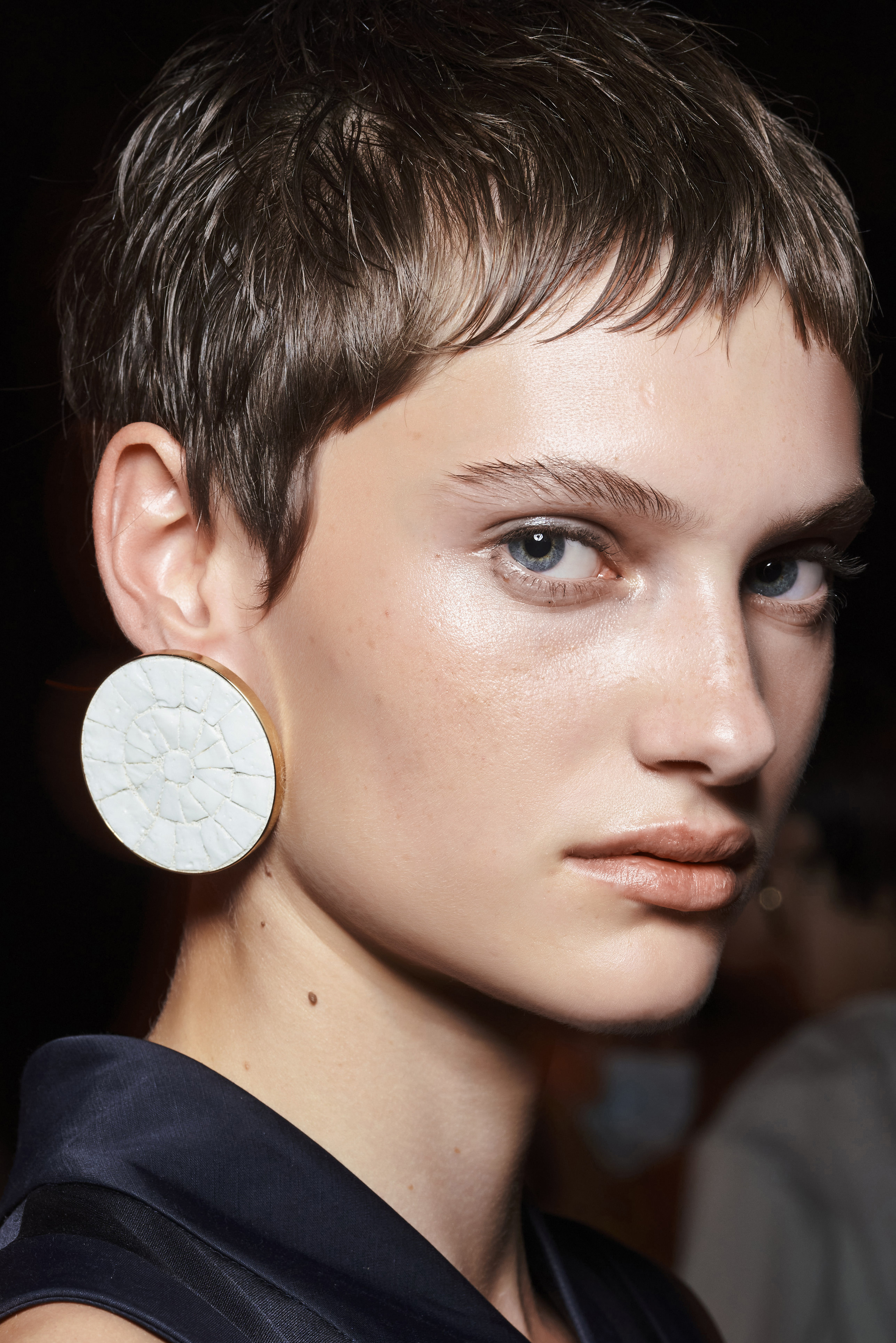 El corte de pelo pixie de Greta Hofer del desfile de Jil Sander nos inspira a pasarnos al pelo corto de cara a la primavera de 2022.