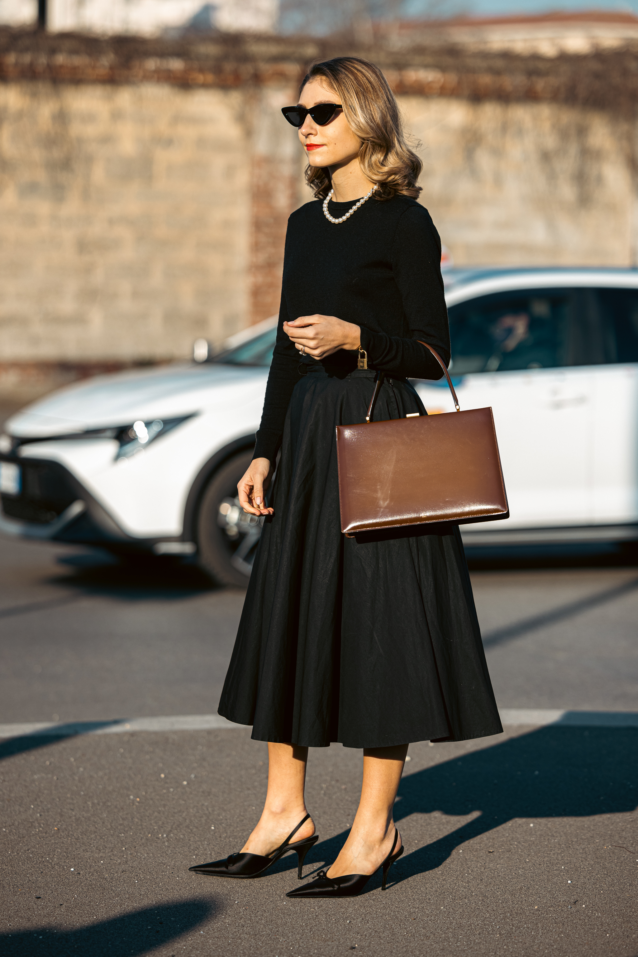 Jenny Walton con falda midi negra, una prenda perfecta para comprar en las rebajas de invierno.