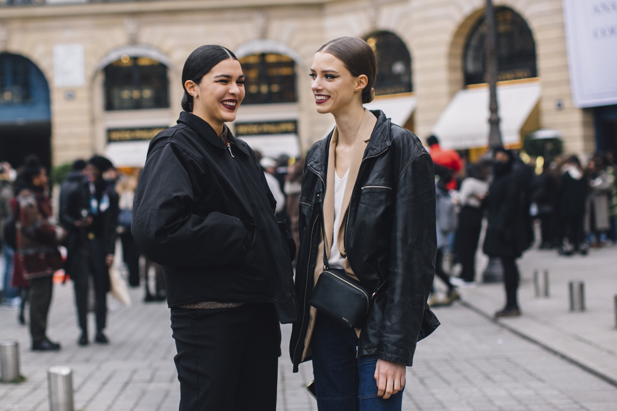 Insiders y modelos luciendo moños bajos en el street style de la pasarela de Alta Costura de París primavera verano 2022.