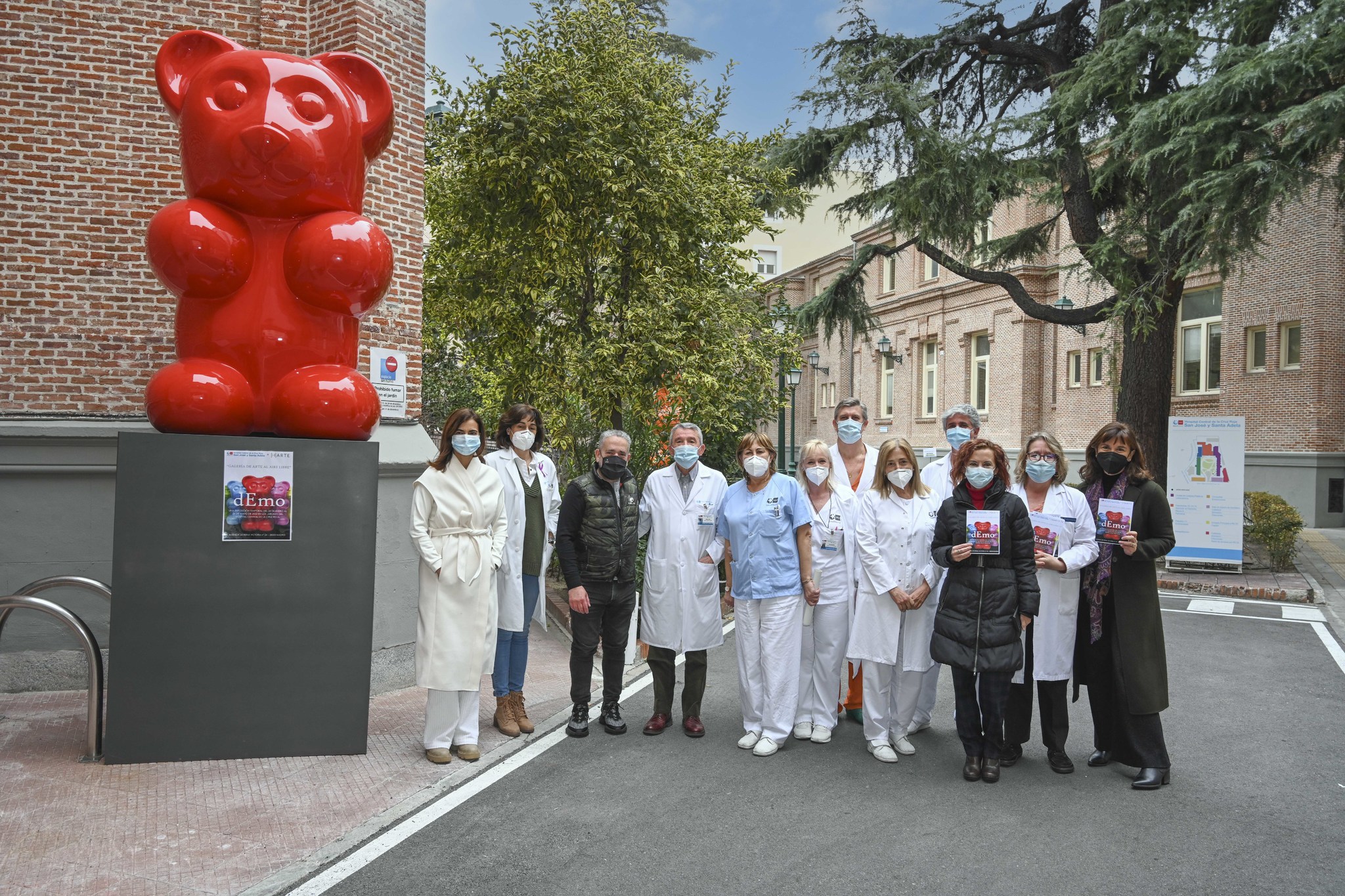 Tamara y Silvia con los profesionales médicos del Hospital Cruz Roja de Madrid.
