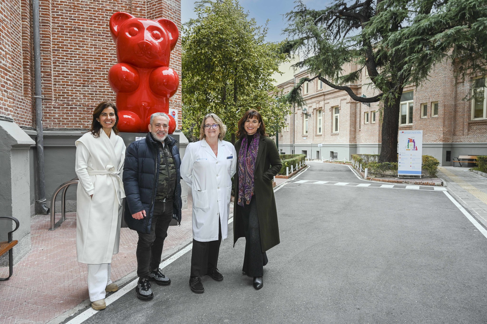 Tamara y Silvia y con el artista dEmo y Carmen Ferrer Arnedo, Directora de Humanización del Hospital.