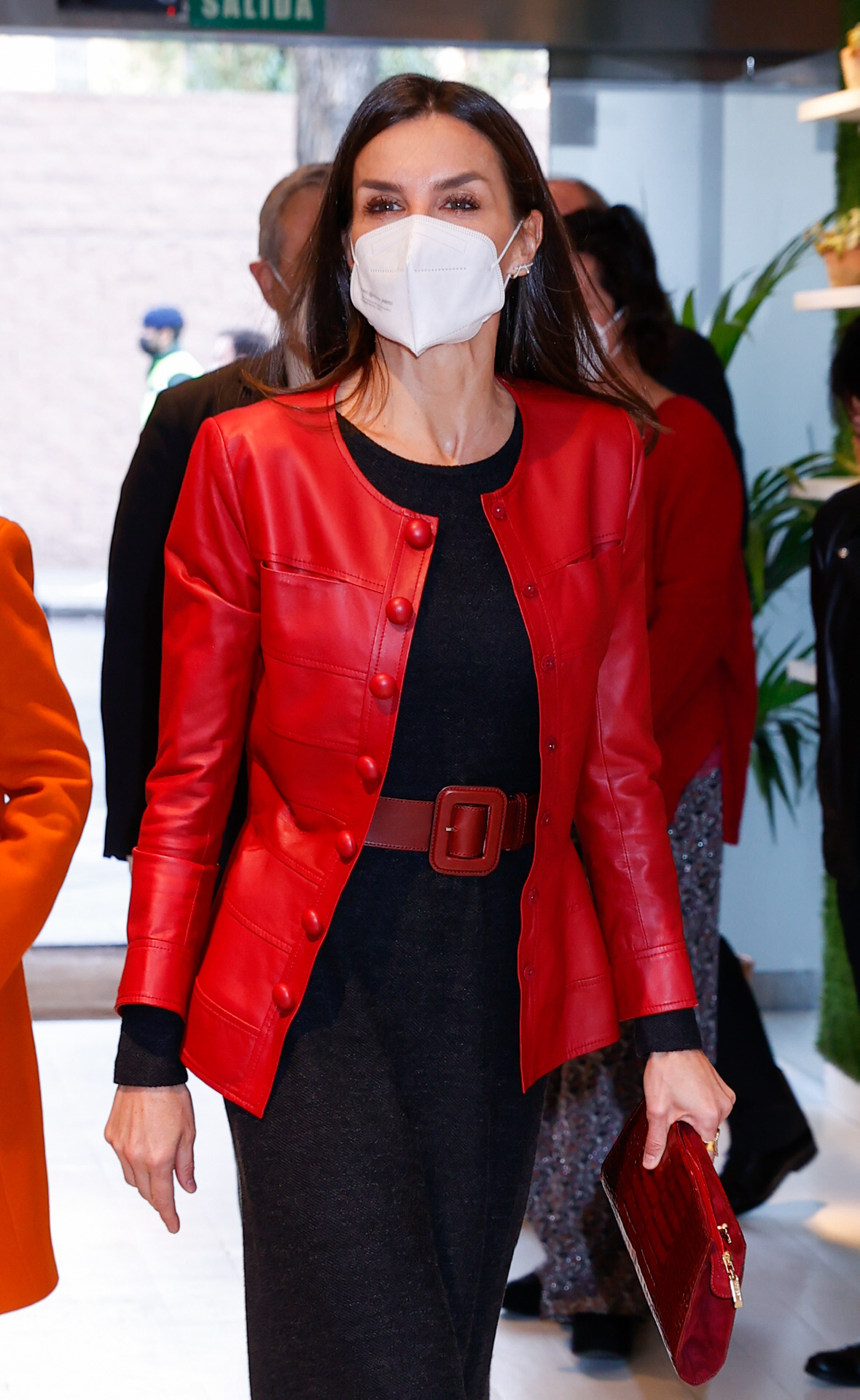 La reina Letizia con chaqueta de cuero rojo y cinturón.