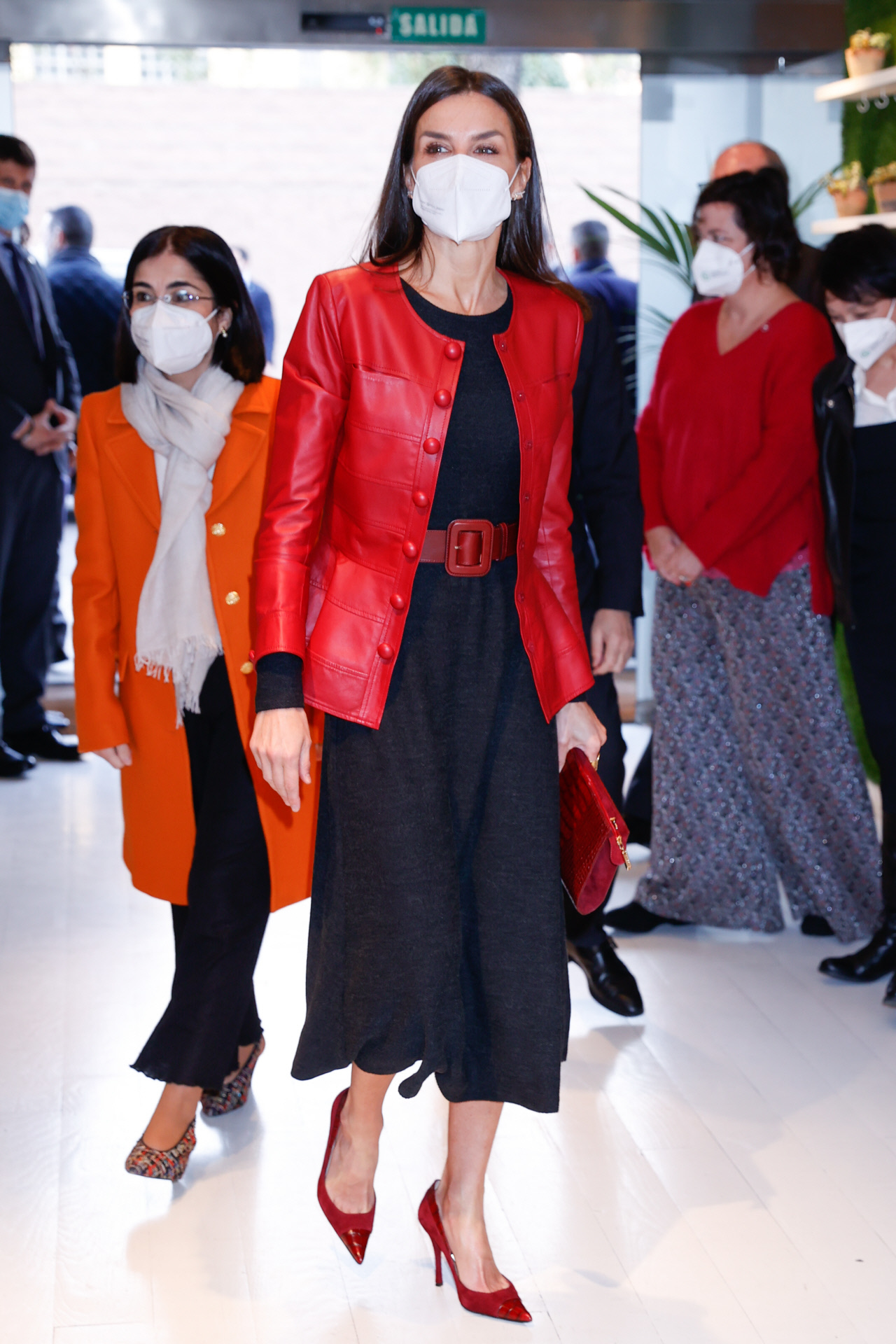 La reina Letizia combina su nuevo vestido de Mango con una chaqueta de cuero  