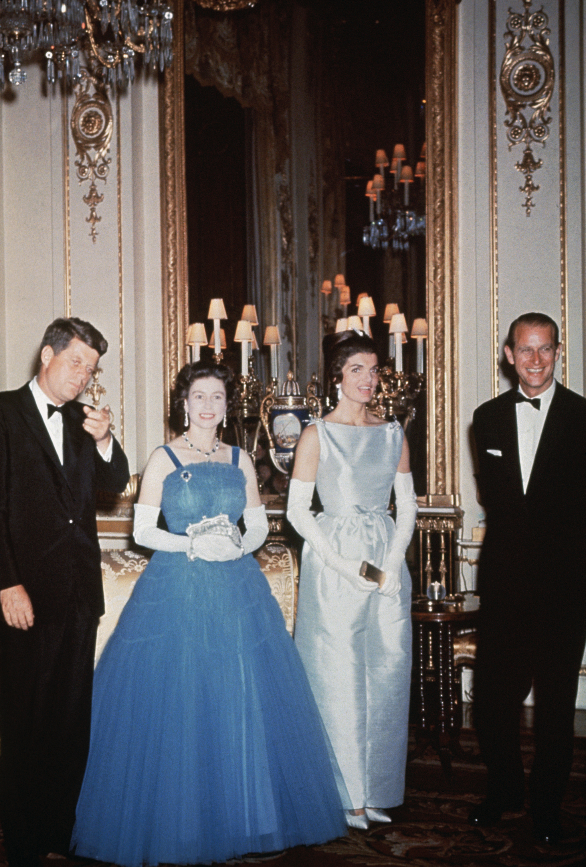 Los Kennedy visitan a la familia real británica.