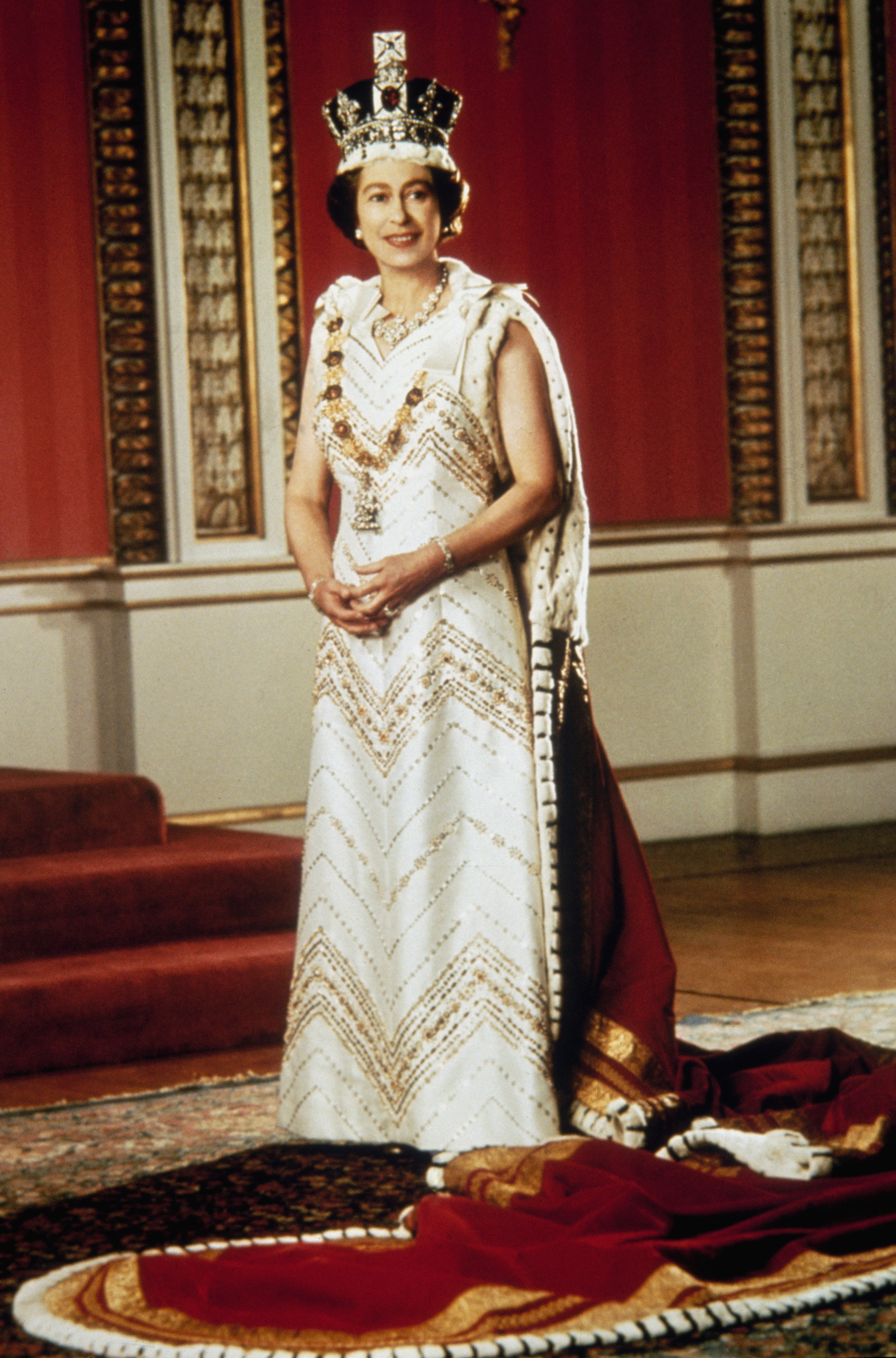 Isabel II con 51 años.