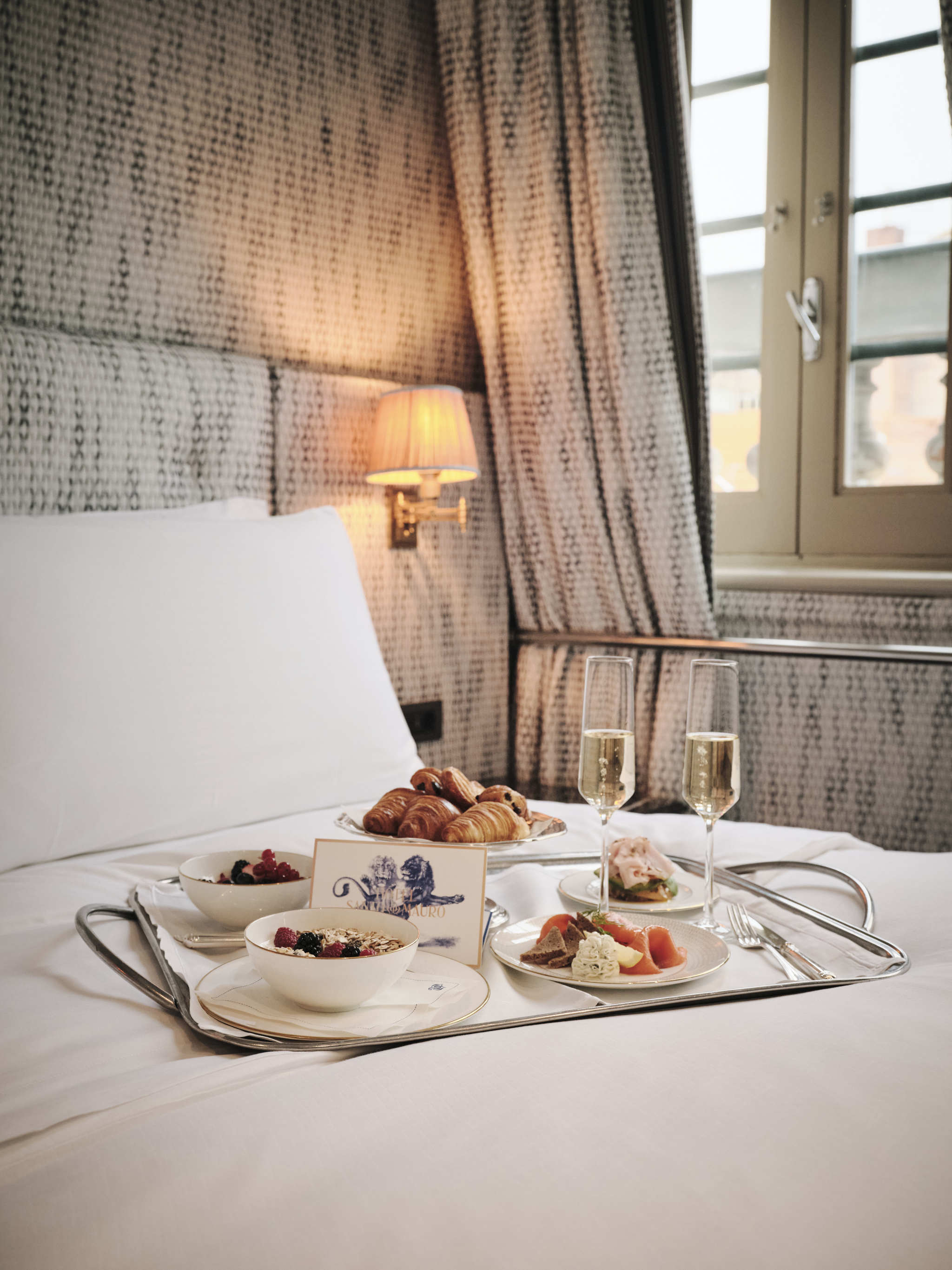 Desayuno en la cama en el hotel Santo Mauro de Madrid.