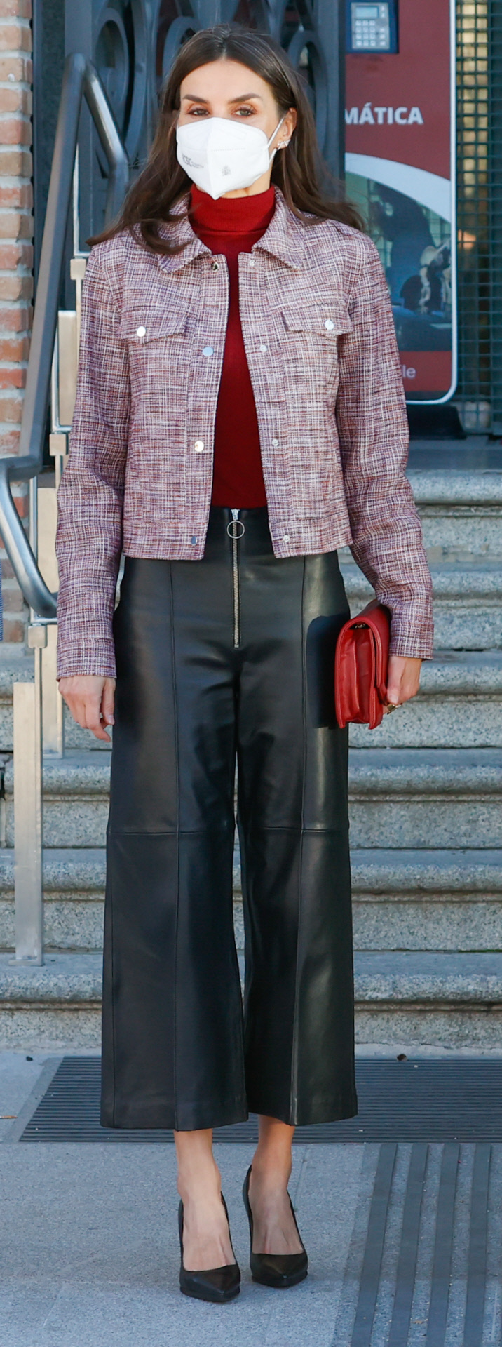 La reina Letizia con pantalón culotte de cuero de Uterqüe.