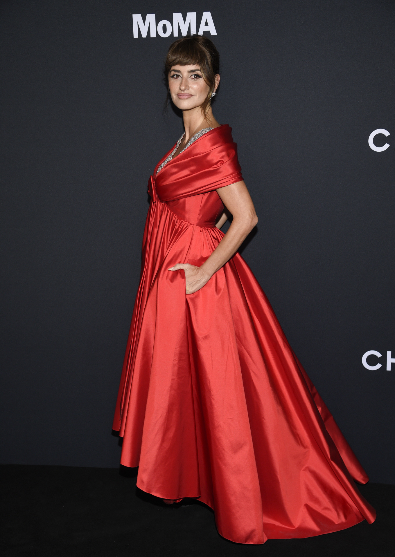 Penélope Cruz con un vestido rojo de Chanel en el MOMA.