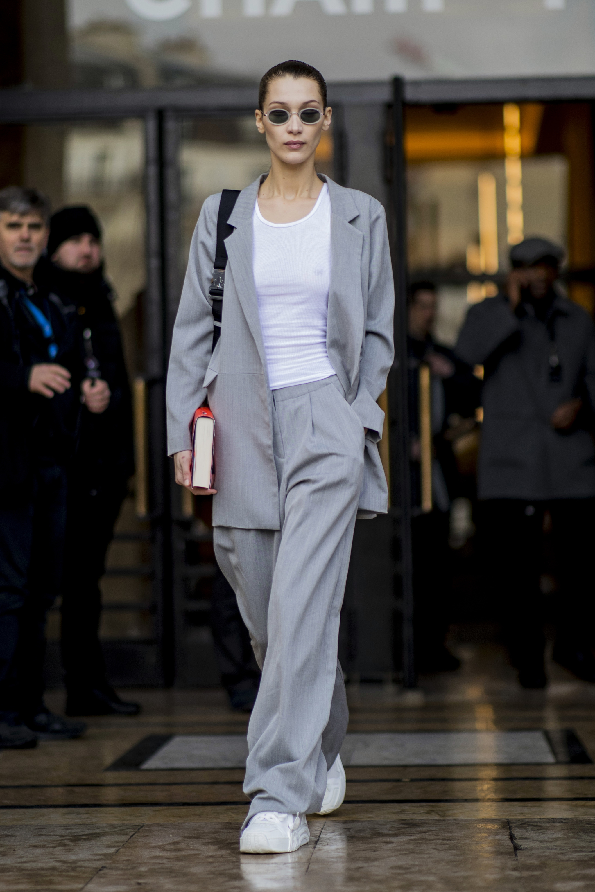 La modelo Bella Hadid apuesta por el combo ganador: sneakers y sastrería de líneas relajadas.