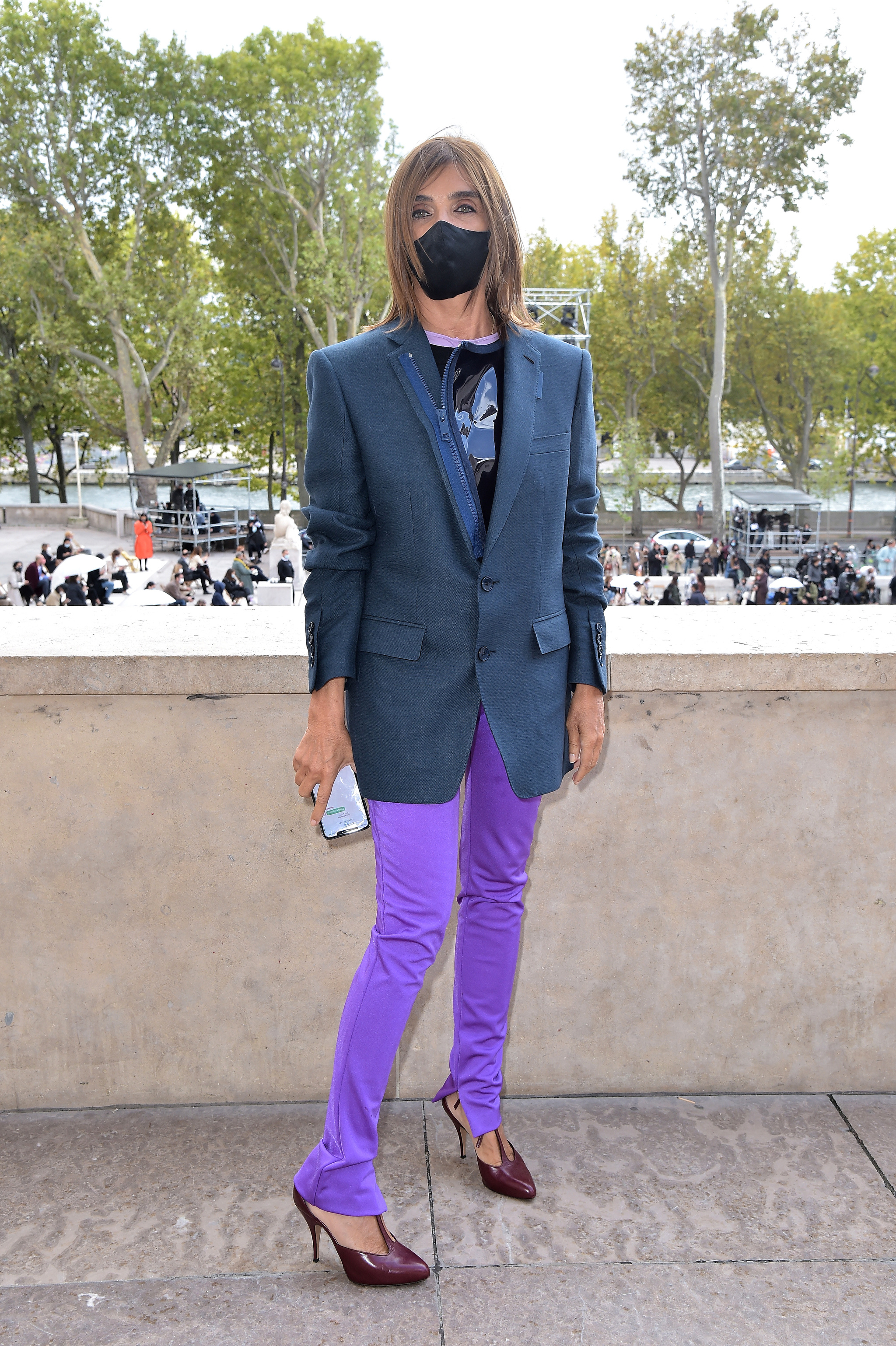 Carine Roitfeld con pantalones color violeta.