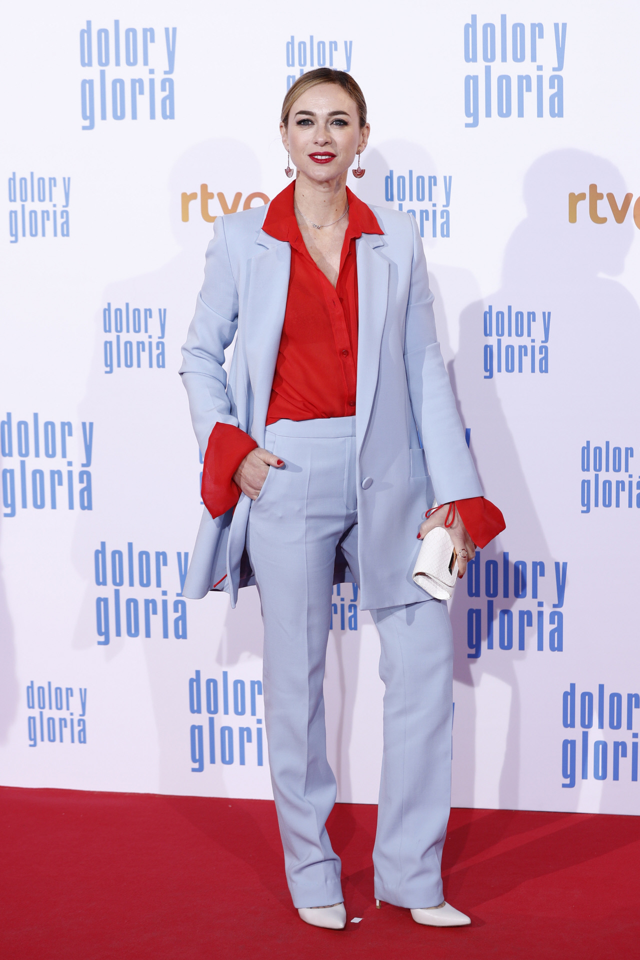 Marta Hazas combina un traje azul celeste con una blusa roja