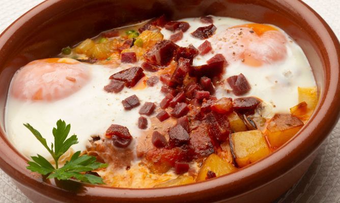 Huevos a la flamenca, receta estrella de Karlos Arguiano.