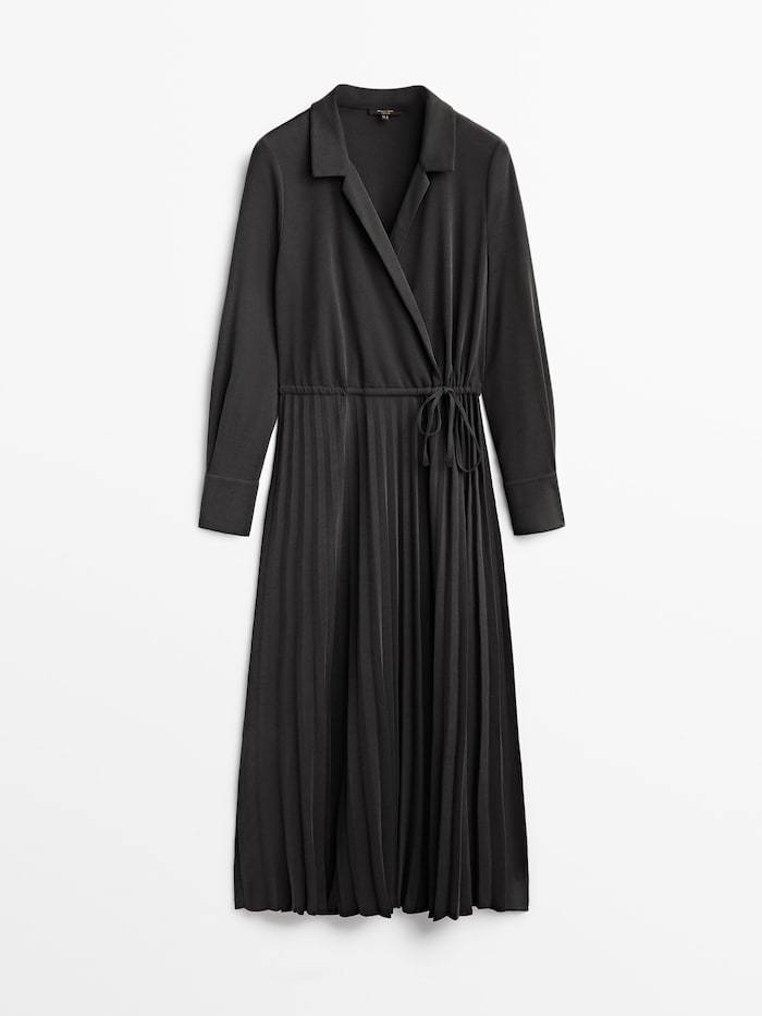 Vestido camisero negro plisado de Massimo Dutti