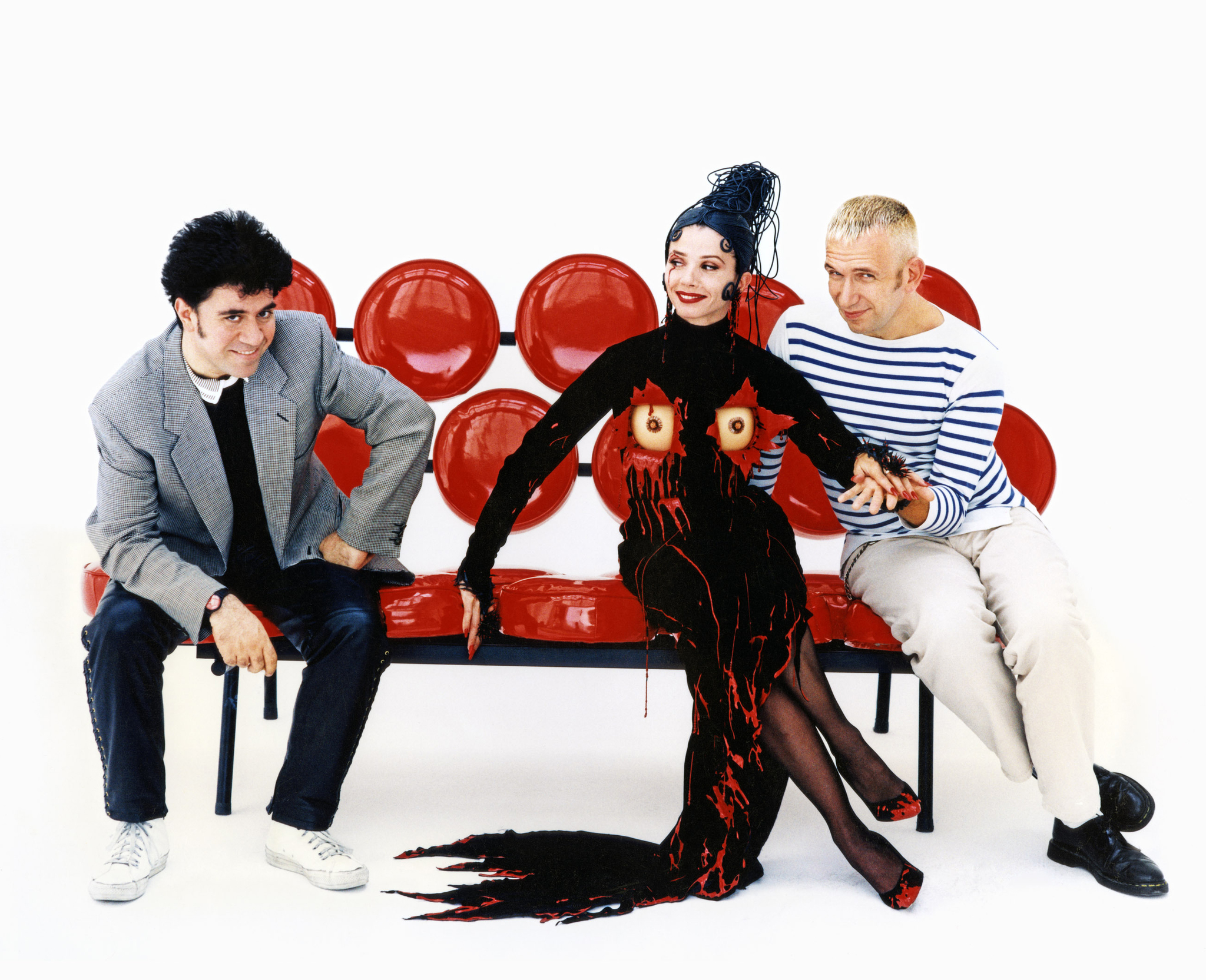 Pedro Almodóvar, Victoria Abril y Jean Paul Gaultier cuando éste hizo el vestuario de "Kika", en 1984.