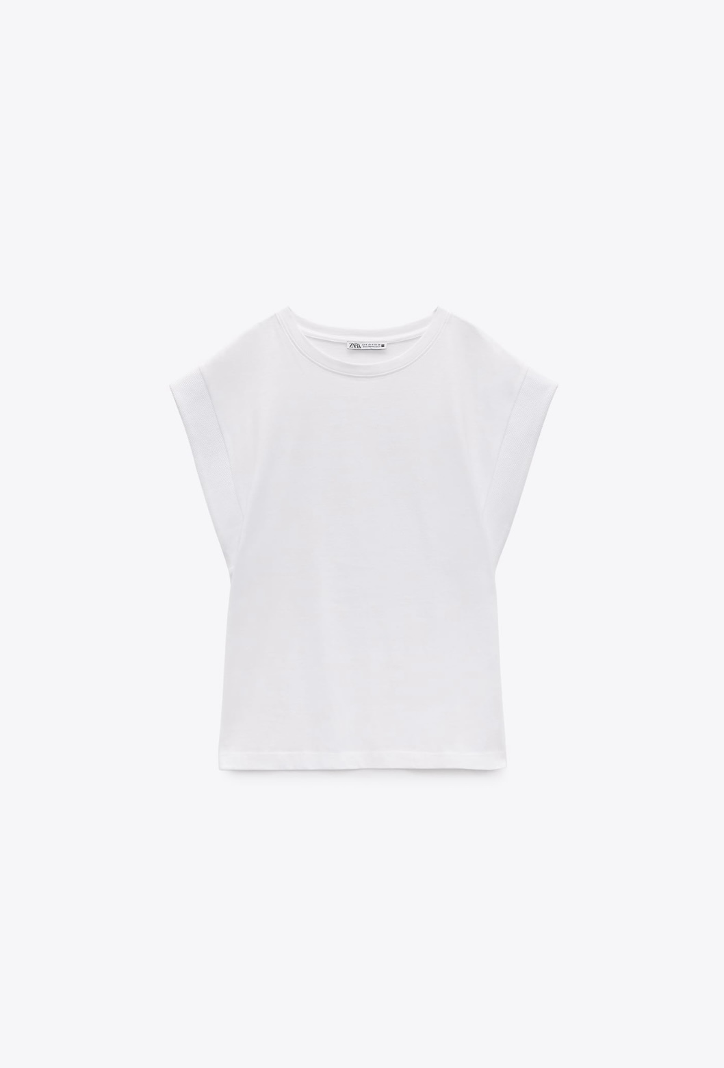 Camiseta blanca hombreras de Zara