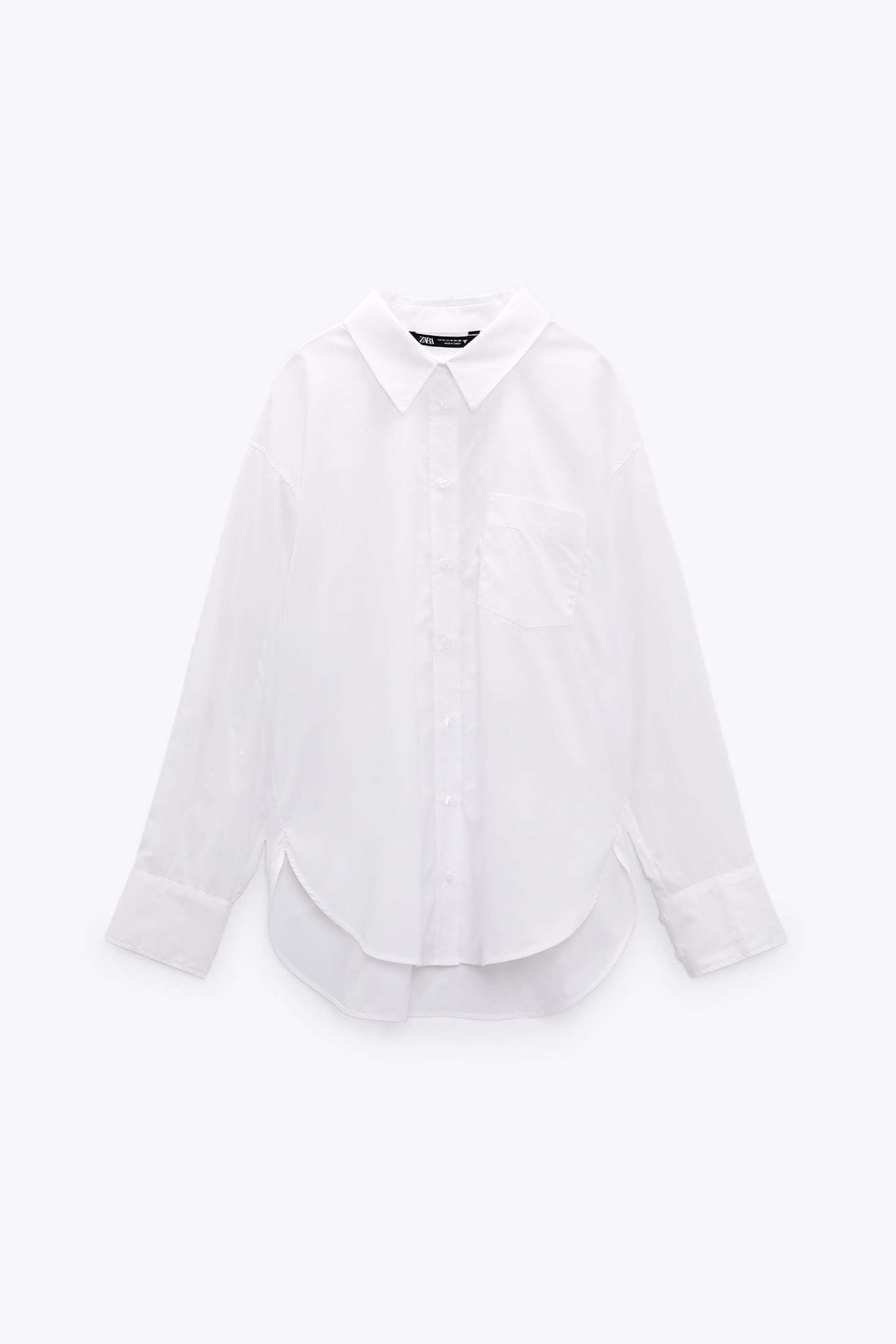 Camisa blanca de Zara.
