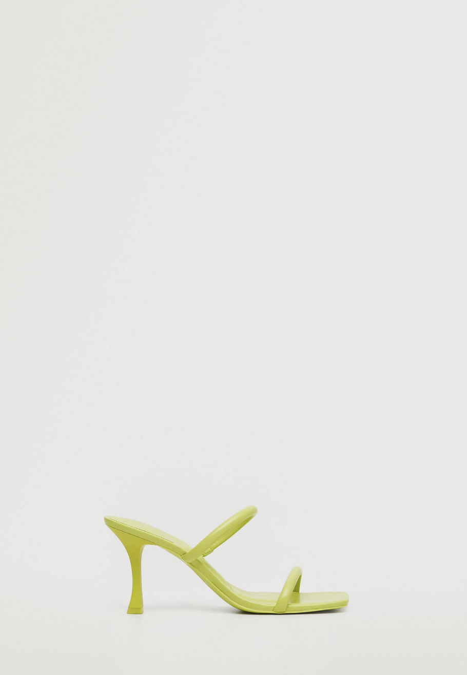 Sandalias verde lima. Mango (39,99 euros).
