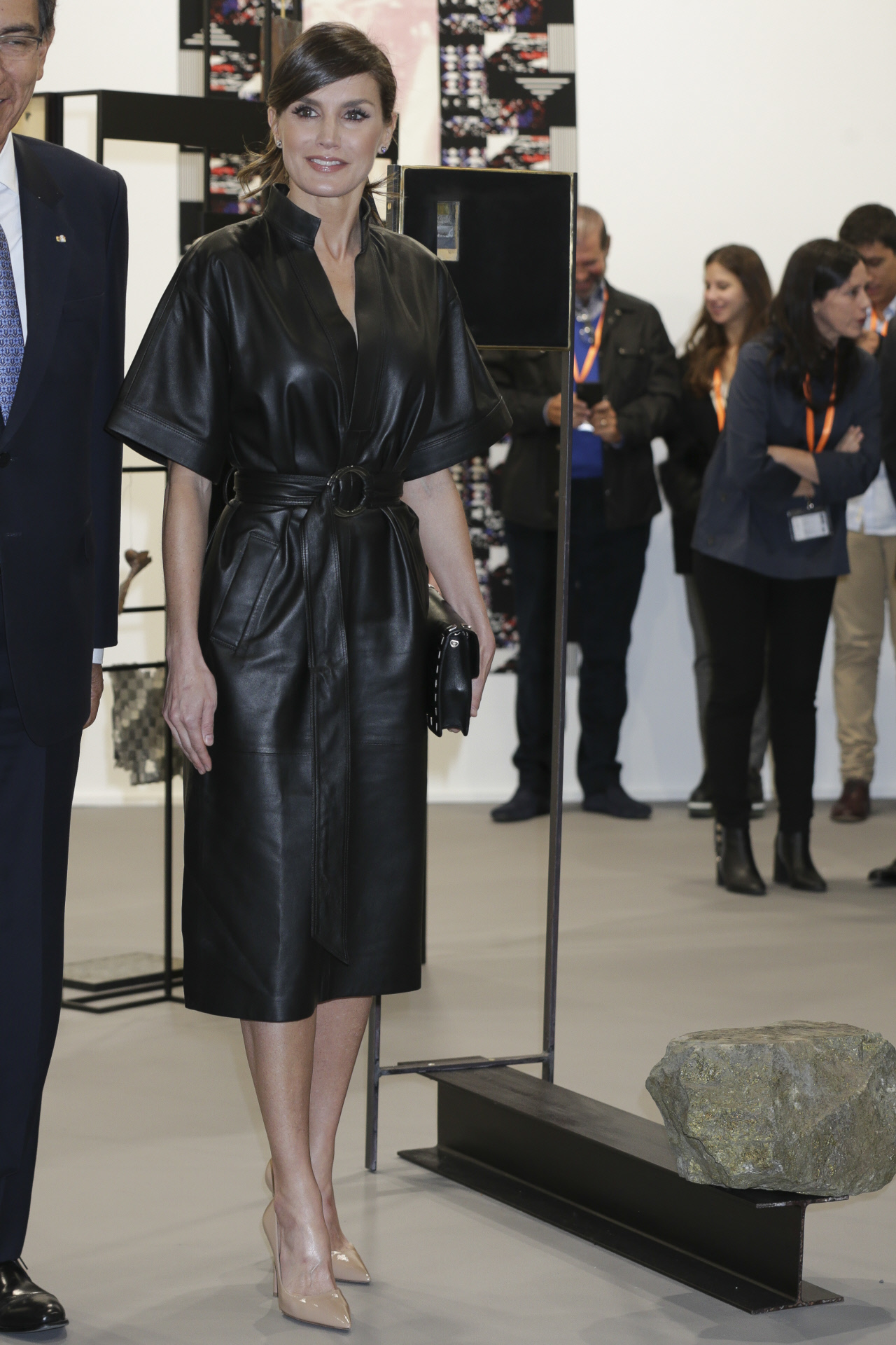 El look más viral de la reina Letizia en ARCO, con un vestido de cuero de &Other Stories.