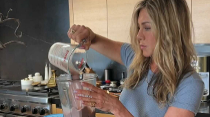 Jennifer Aniston, preparndose un batido de protenas en casa.