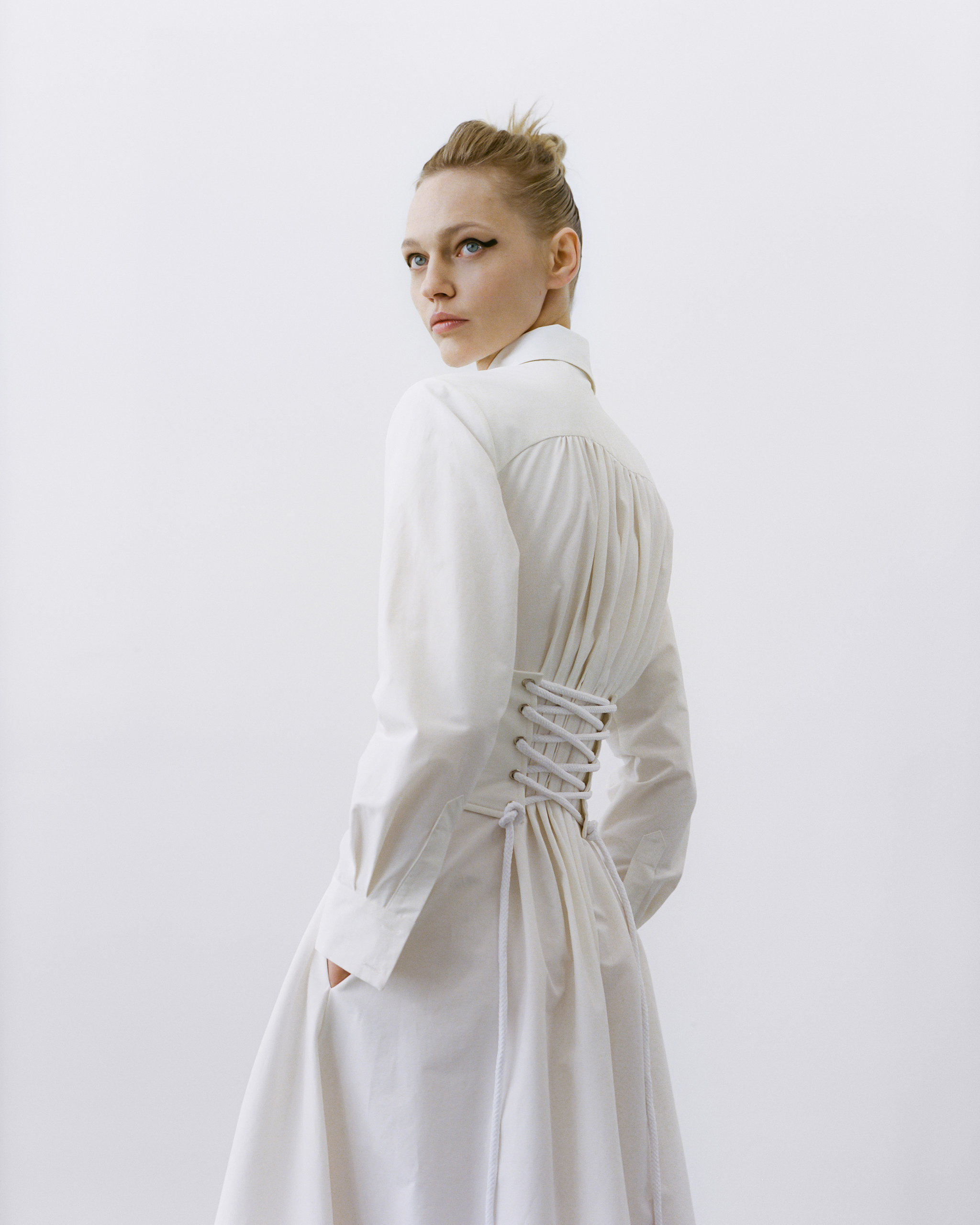 El blanco transmite paz y minimalismo a través de este vestido de Aknvas.