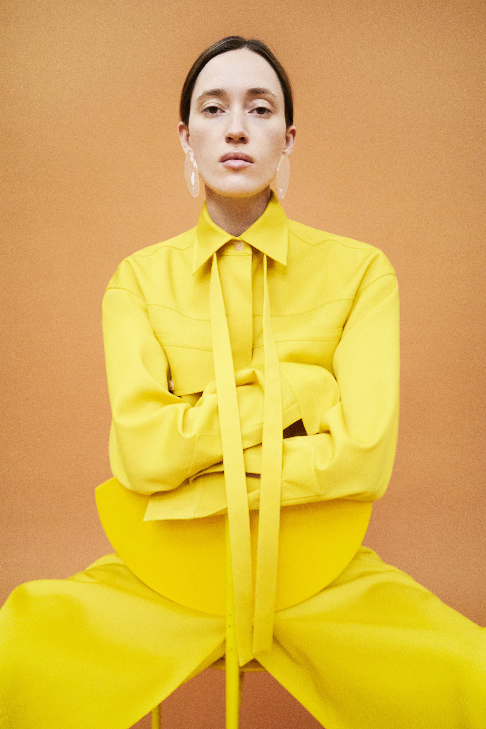 El amarillo es un color vibrante que hace resaltar las prendas de Jil Sander.