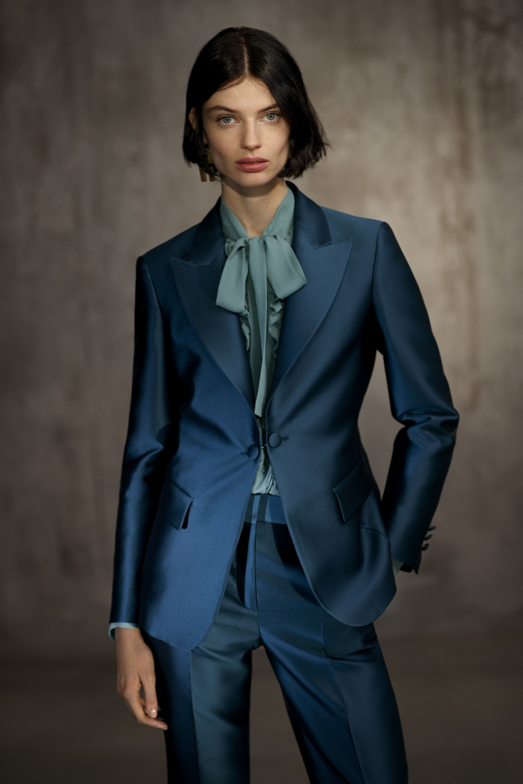 El azul es pura elegancia en este traje de Alberta Ferretti.