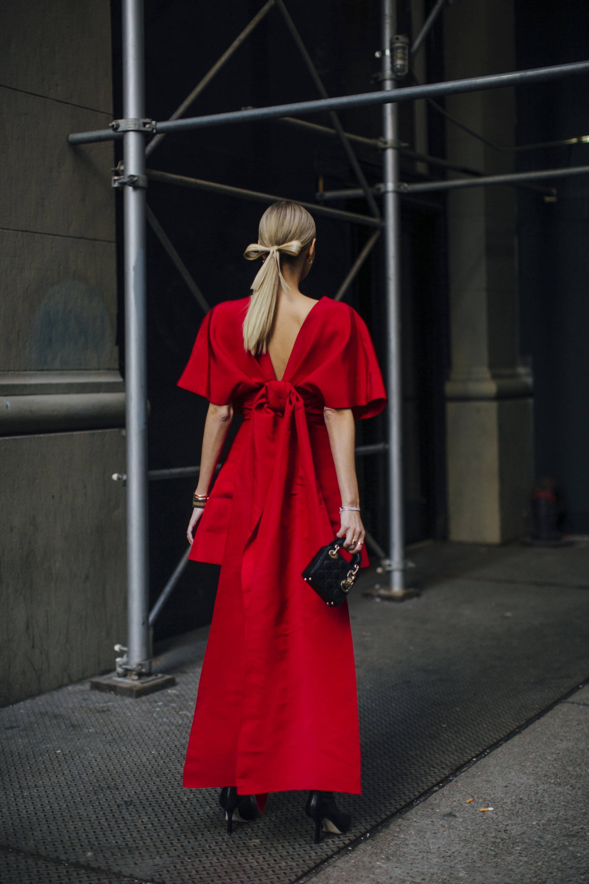 Look con vestido de color rojo.
