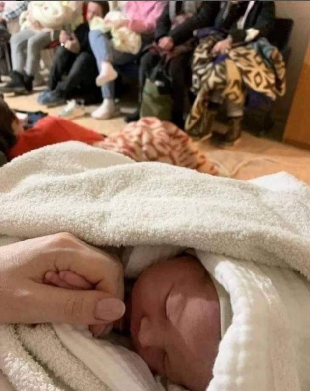 Una bebé recién nacida en un refugio antiaéreo