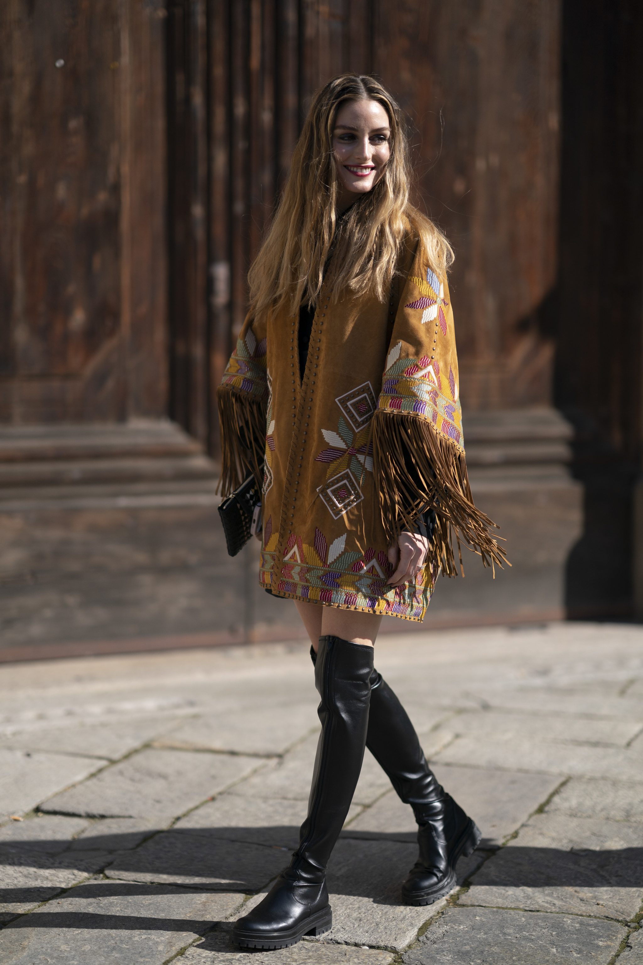 Olivia Palermo con una chaqueta de estilo étnico con flecos.