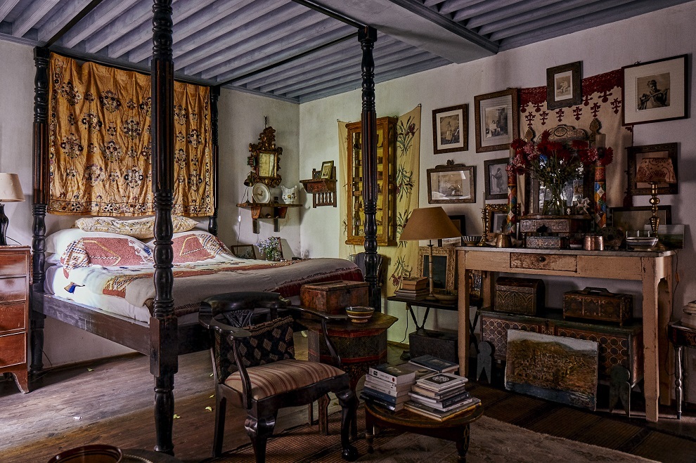 El dormitorio de Umberto Pasti, rodeado de piezas de colección, tejidos antiguos, recuerdos...
