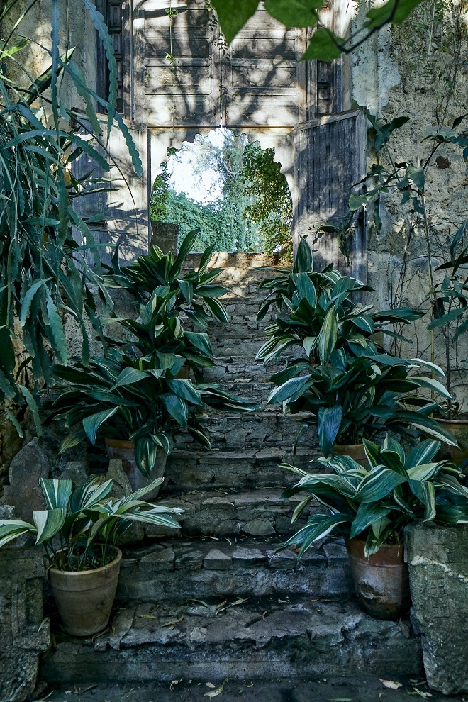 Una de las escaleras con "puerta" del jardín