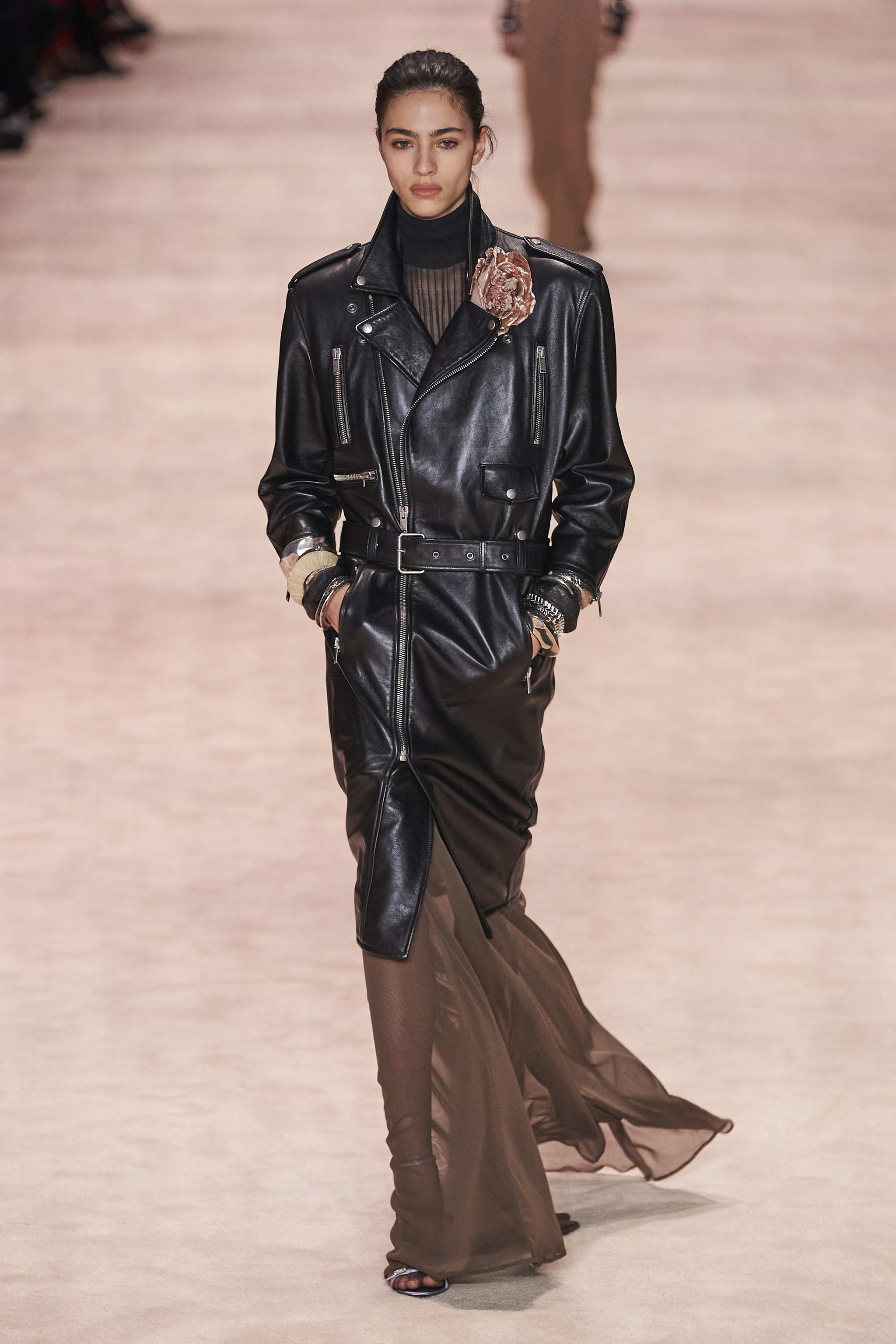 Cazadora de cuero en versión abrigo con una falda vaporosa, de Saint Laurent.