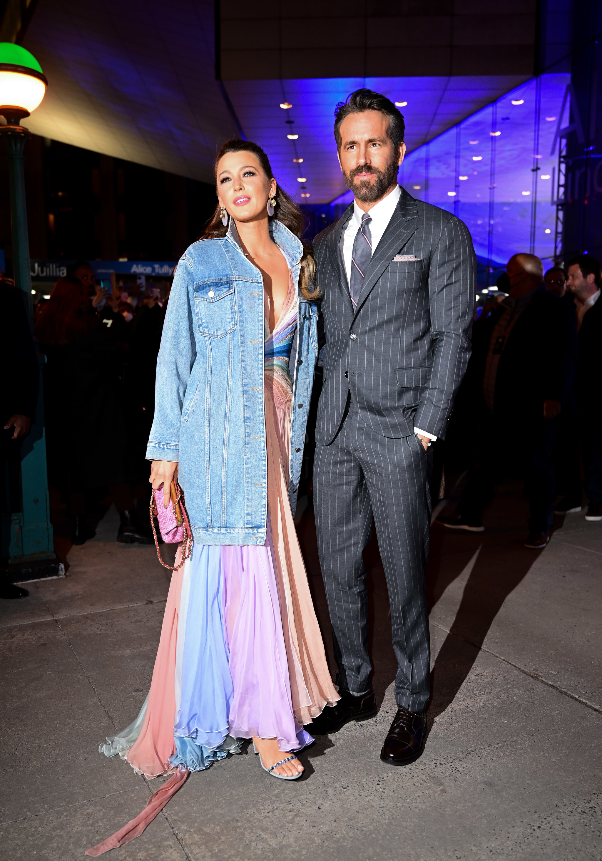 Blake Lively junto a su marido con un vestido del Atelier de Versace combinado con una cazadora tejana