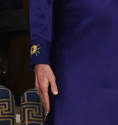 Detalle del bordado de girasol en la manga de la primera dama.