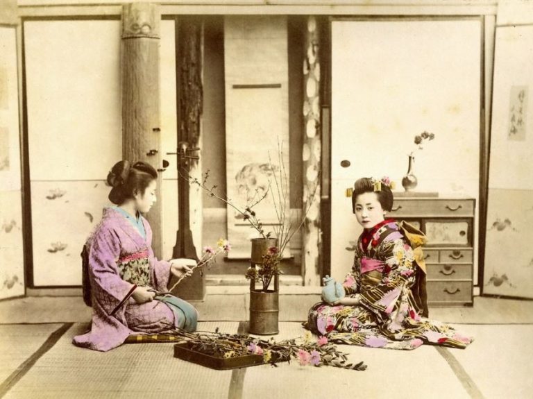 Foto antigua de mujeres japonesas con sus Ikebana.