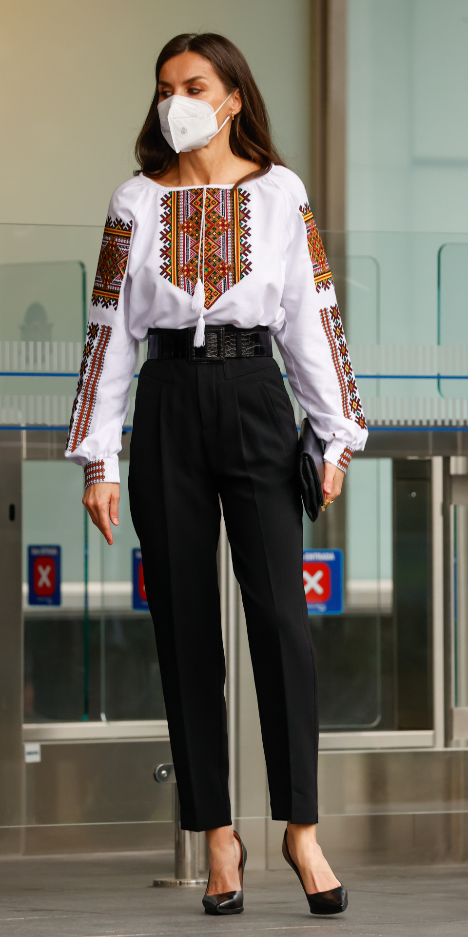 La reina Letizia muestra con su blusa su apoyo a Ucrania.