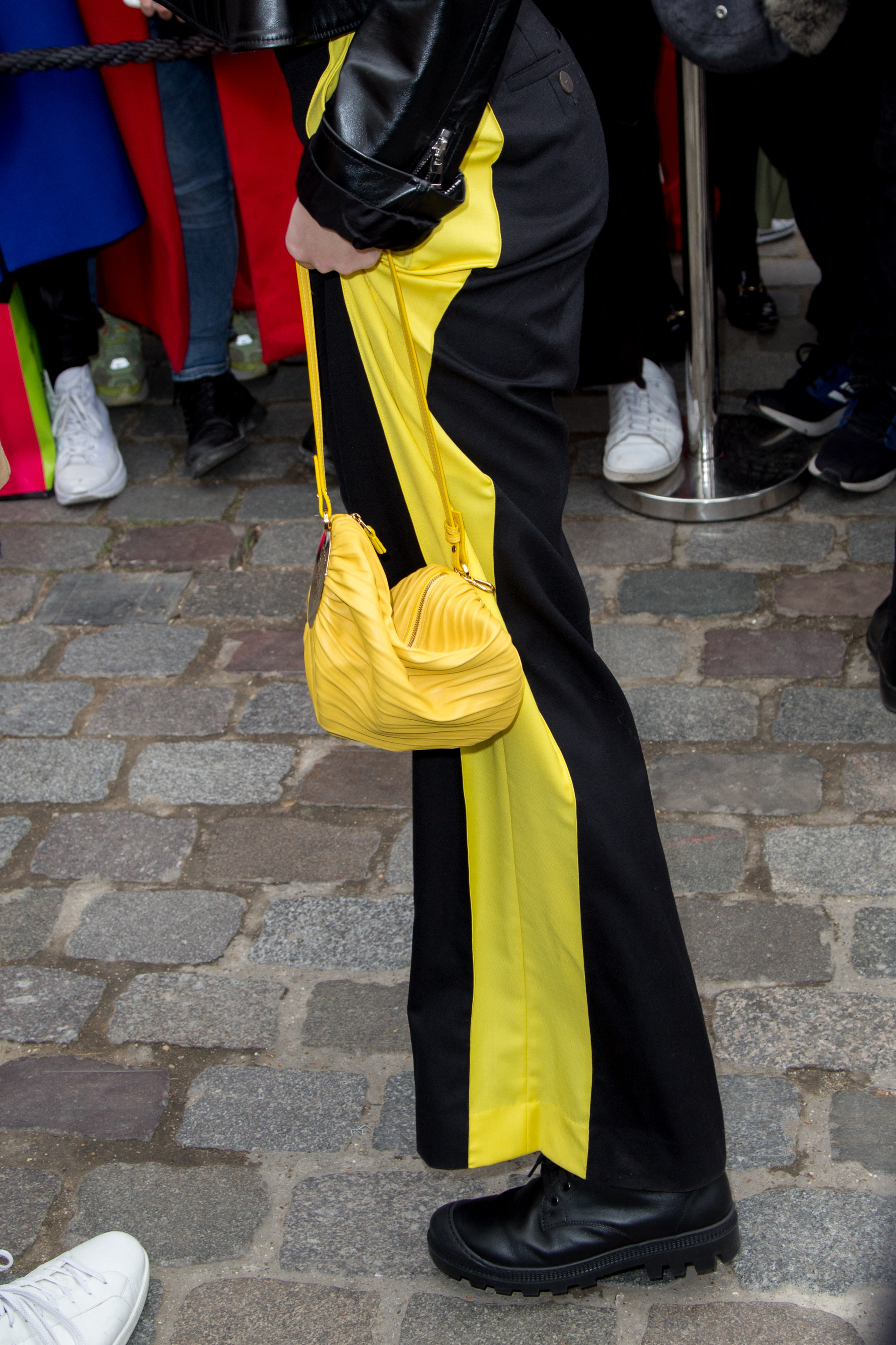 Victoria Federica luciendo los pantalones bicolor en el desfile de Loewe en París